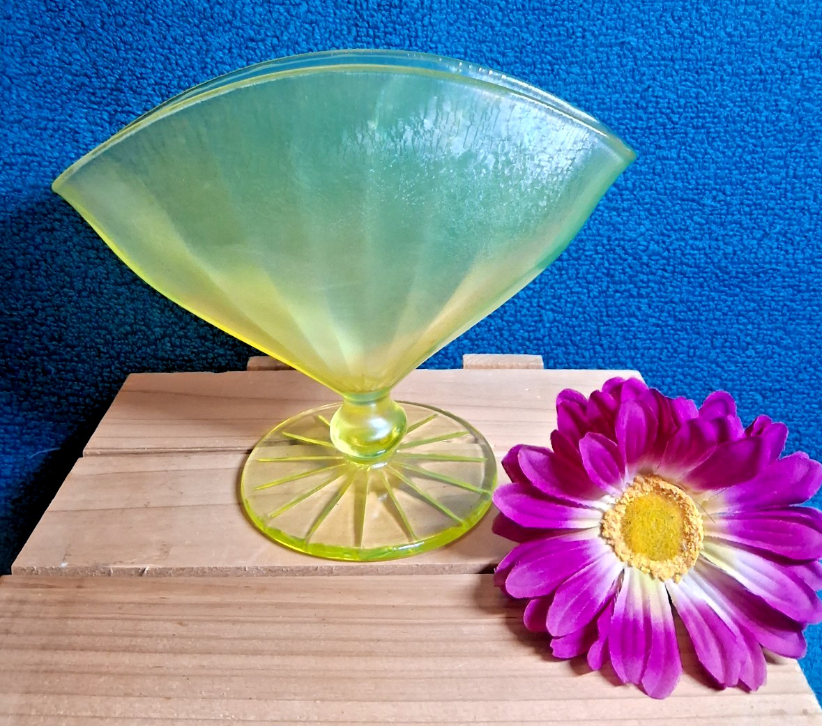 ANTIQUE FENTON VASELINE TOPAZ STRETCH GLASS FAN VASE **STUNNING GLOW**