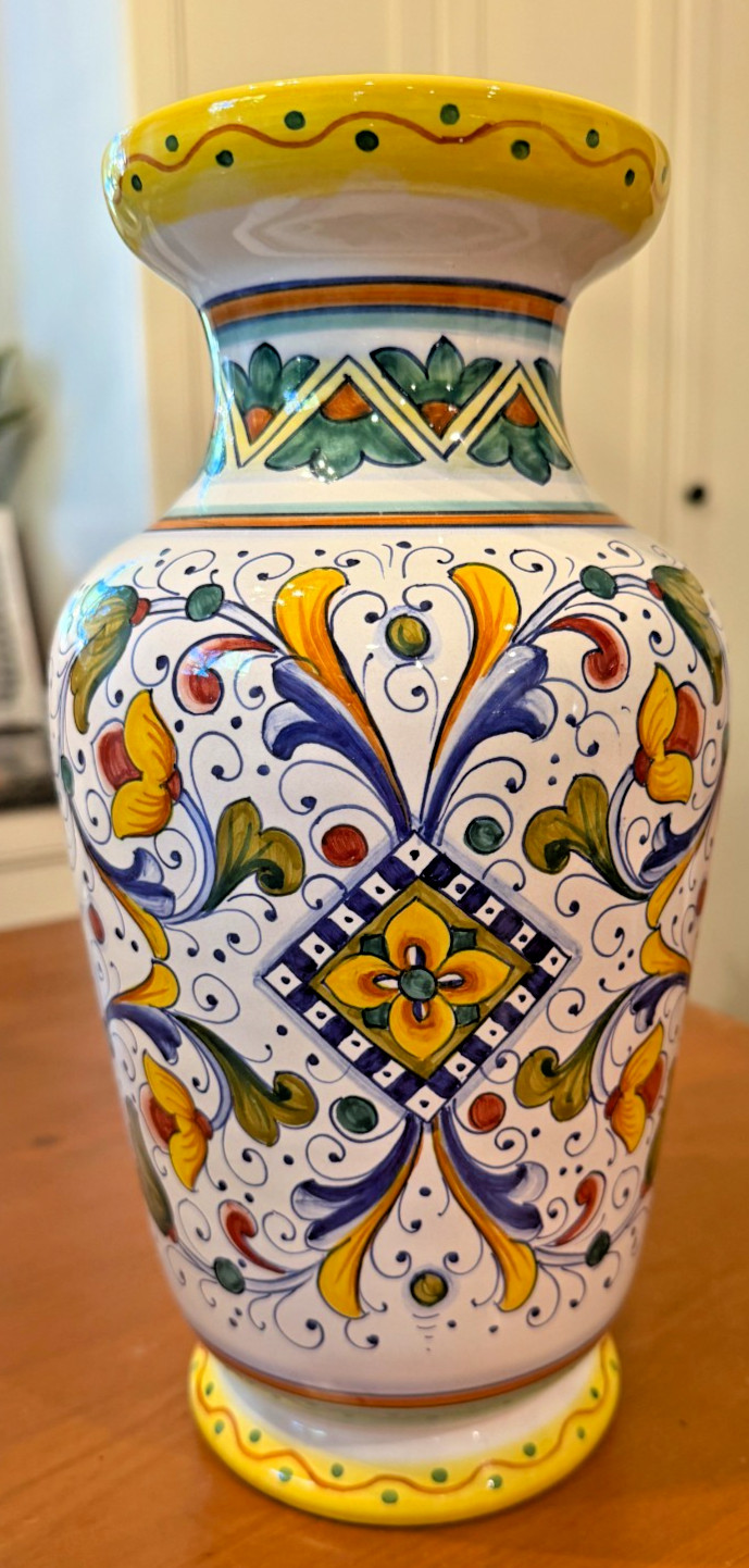 Hand-painted Italian Deruta majolica vase 12″
