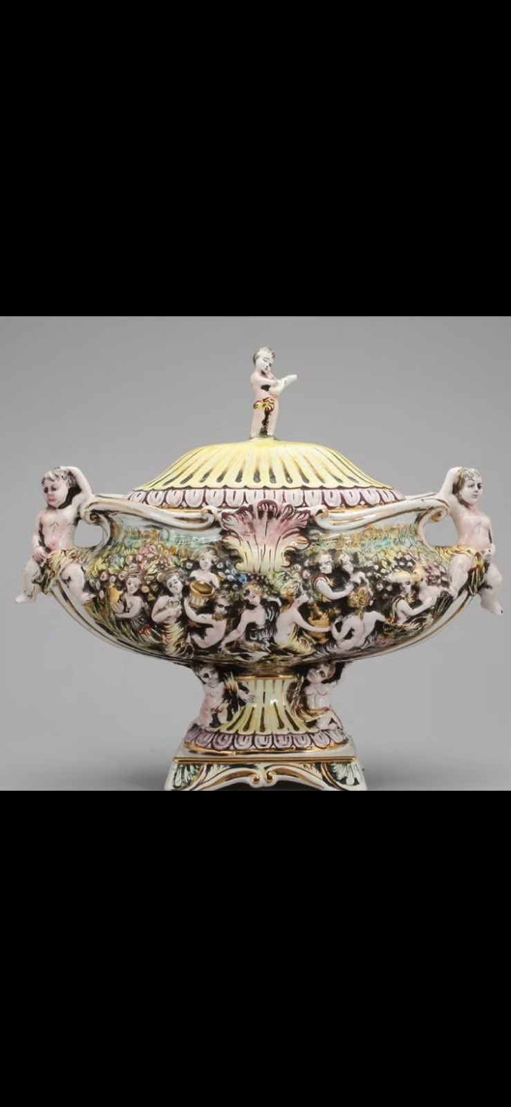 TERRIN med LOCK, majolika, Capodimonte, Italien, 1900-tal.