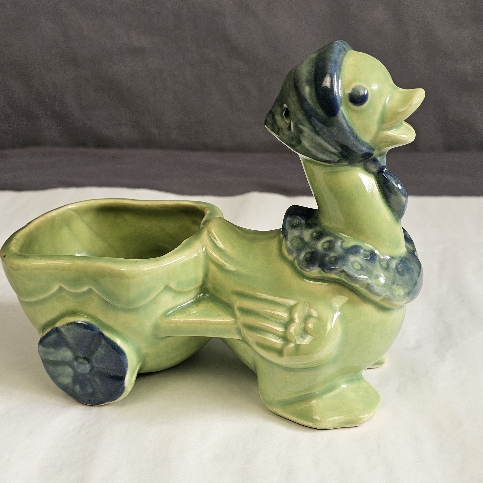 Vintage Shawnee – Green Duck Pulling Wagon Planter 752 – blue detail – USA