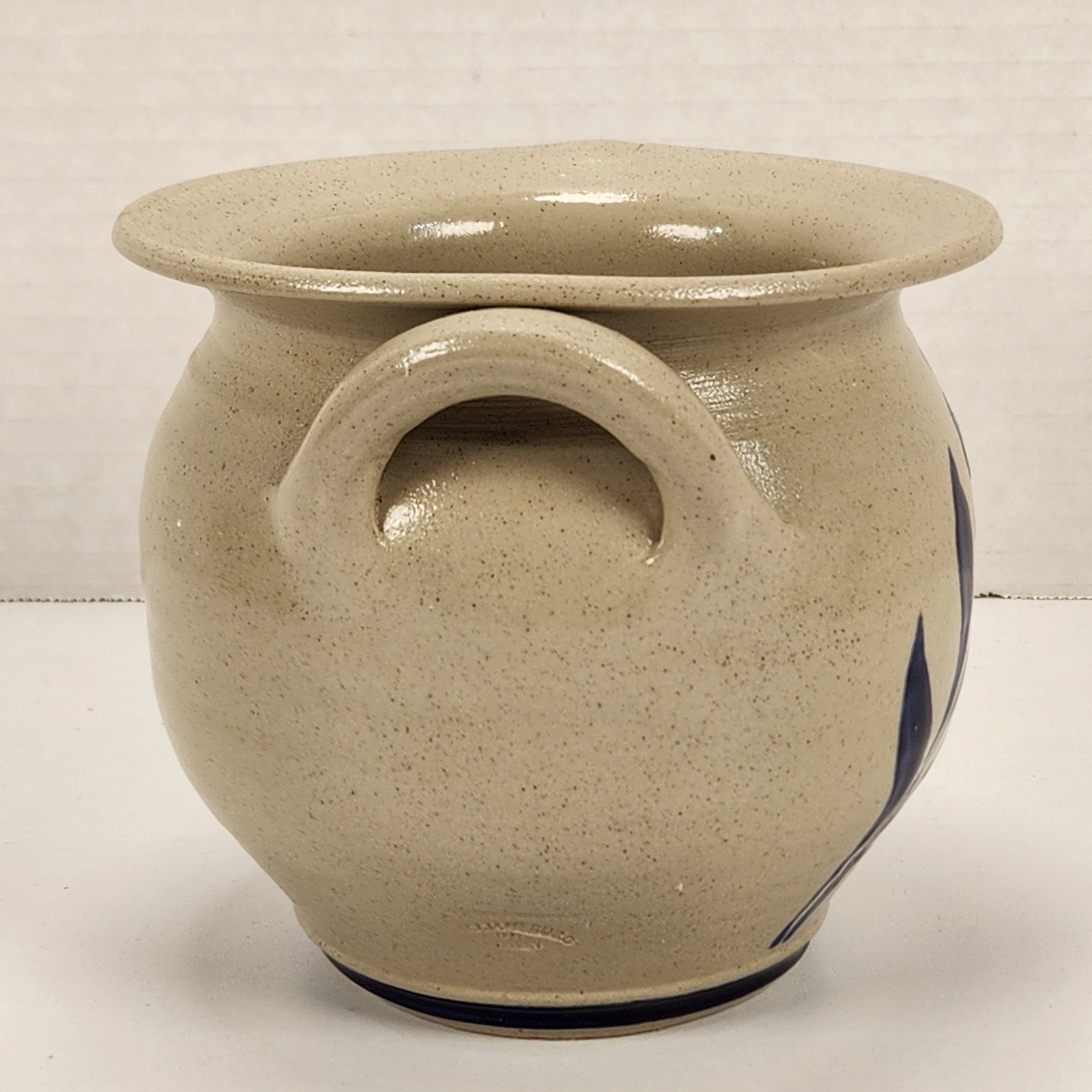 VTG Williamsburg Pottery Salt Glazed Blue Flower Handled Crock Farmhouse USA 5″