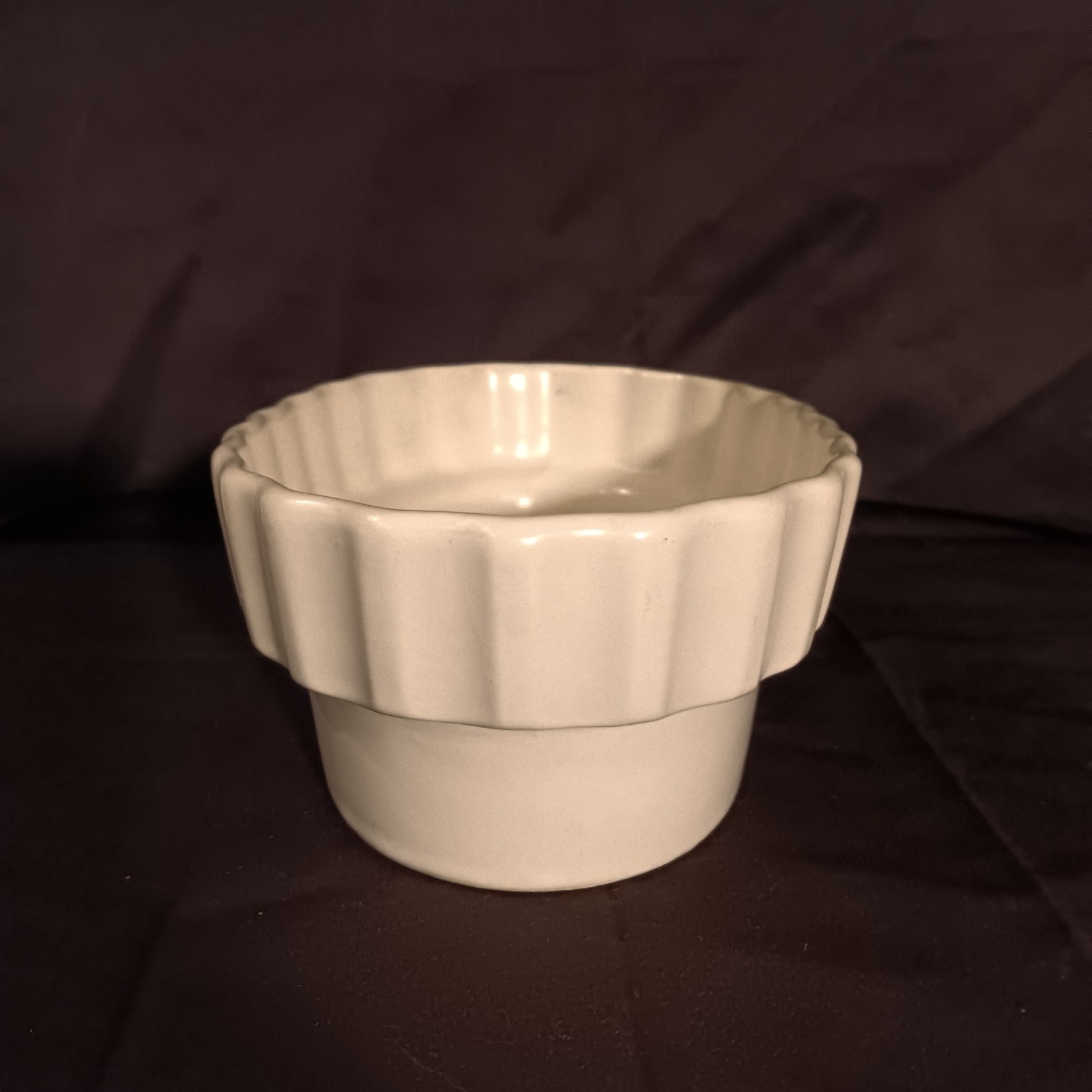 1 Green Brush McCoy 404-10 And 1 White Hull I-21 Vintage Made In USA Planters