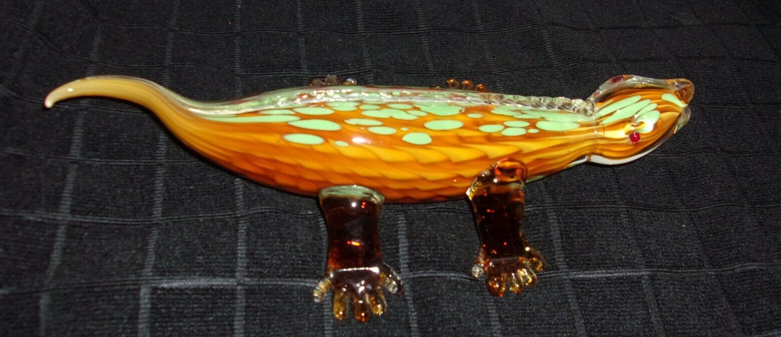 LARGE ART GLASS 12″ LIZARD GECKO ALLIGATOR FIGURINE AMBER W/ GREEN SPOTS