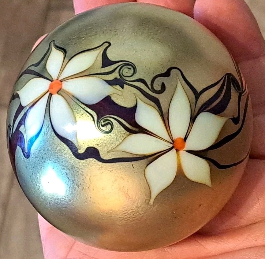 1978 ZEPHYR STUDIO Art Glass FLORAL VINE & FLOWERS Paperweight 2 7/8″ Iridescent