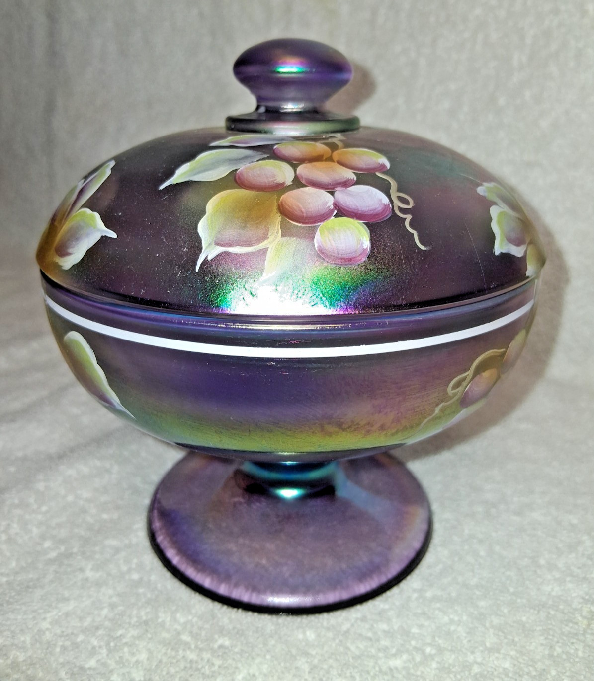VTG. FENTON VIOLET IRIDIZED HP. 2002 MUSEUM COLLECTION COVERED PUFF BOX *MINT*