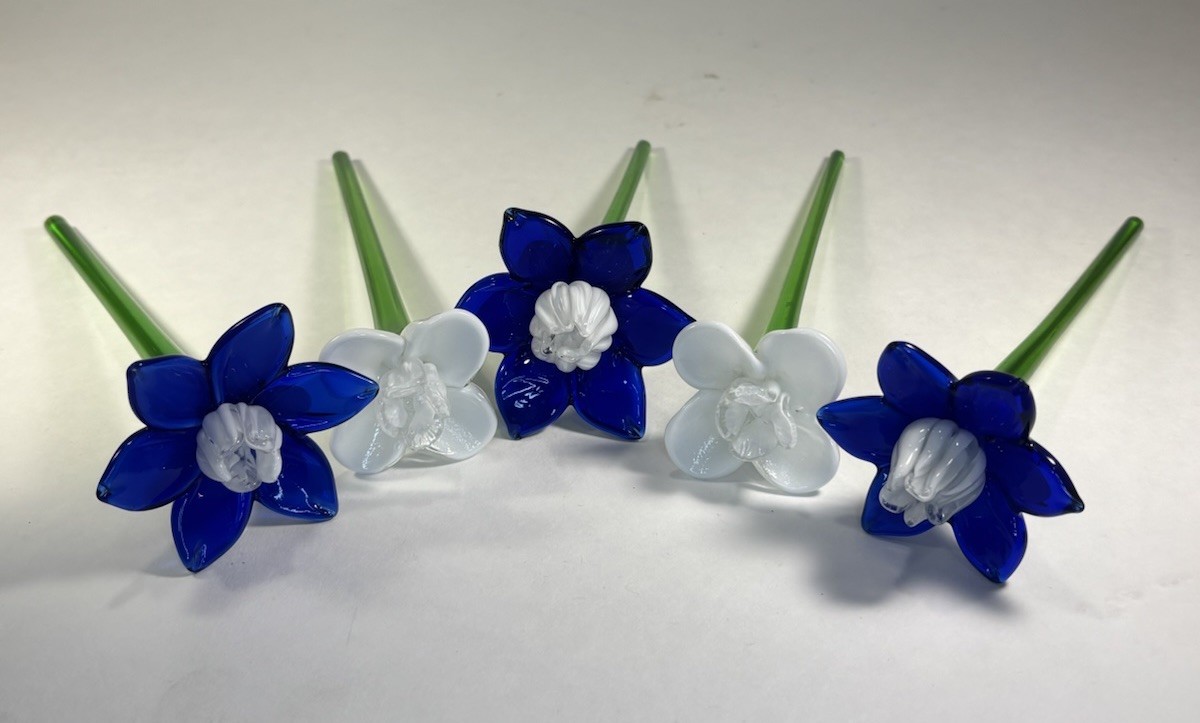 Handblown Glass Flowers Daffodils Blue and White w Green Stems 7.75” Long