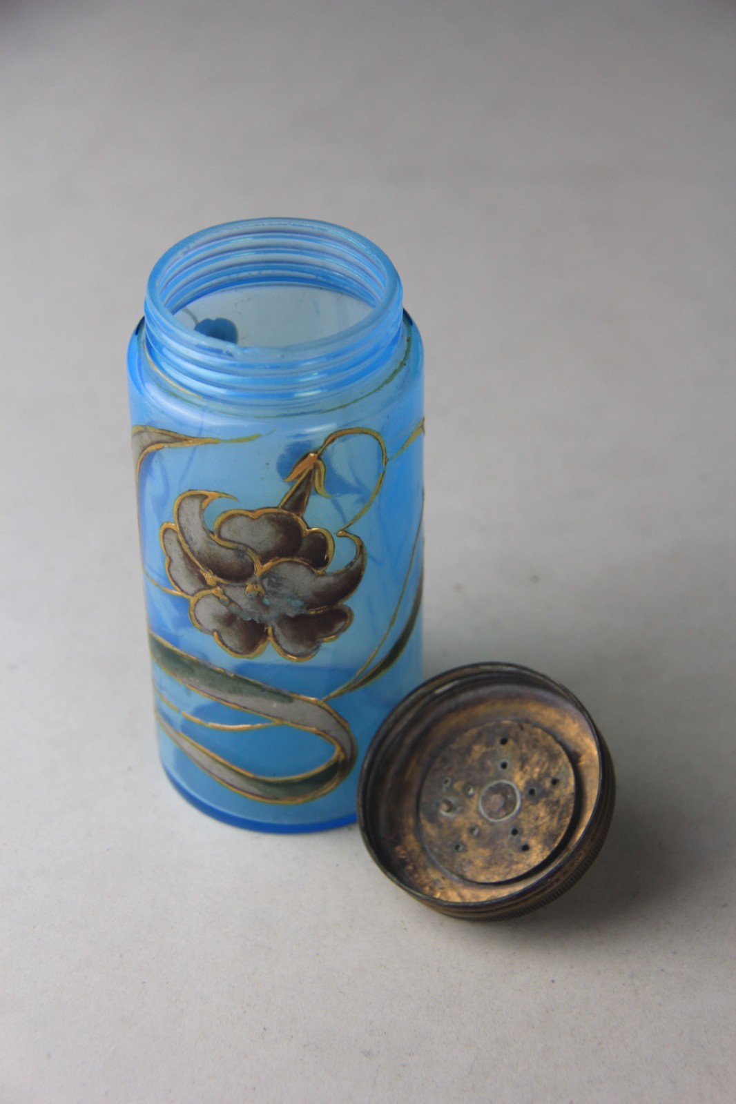 ANTIQUE VICTORIAN BLUE GLASS HAND ENAMELED FLORAL SCENT BOTTLE W/ METAL LID