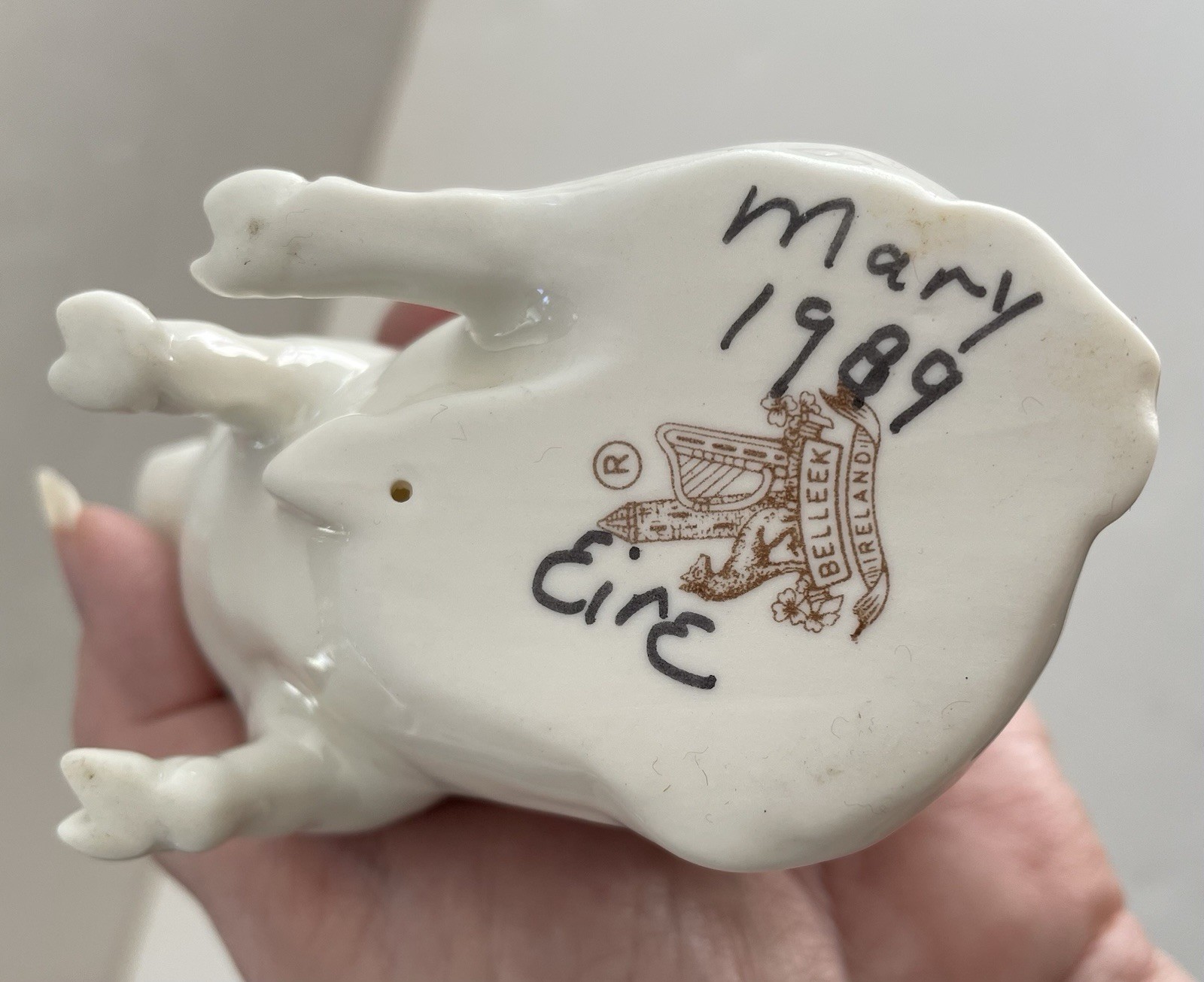 Vtg 1980s Belleek Porcelain Sitting Pig Figurine Pottery Ireland Gold Brown Mark