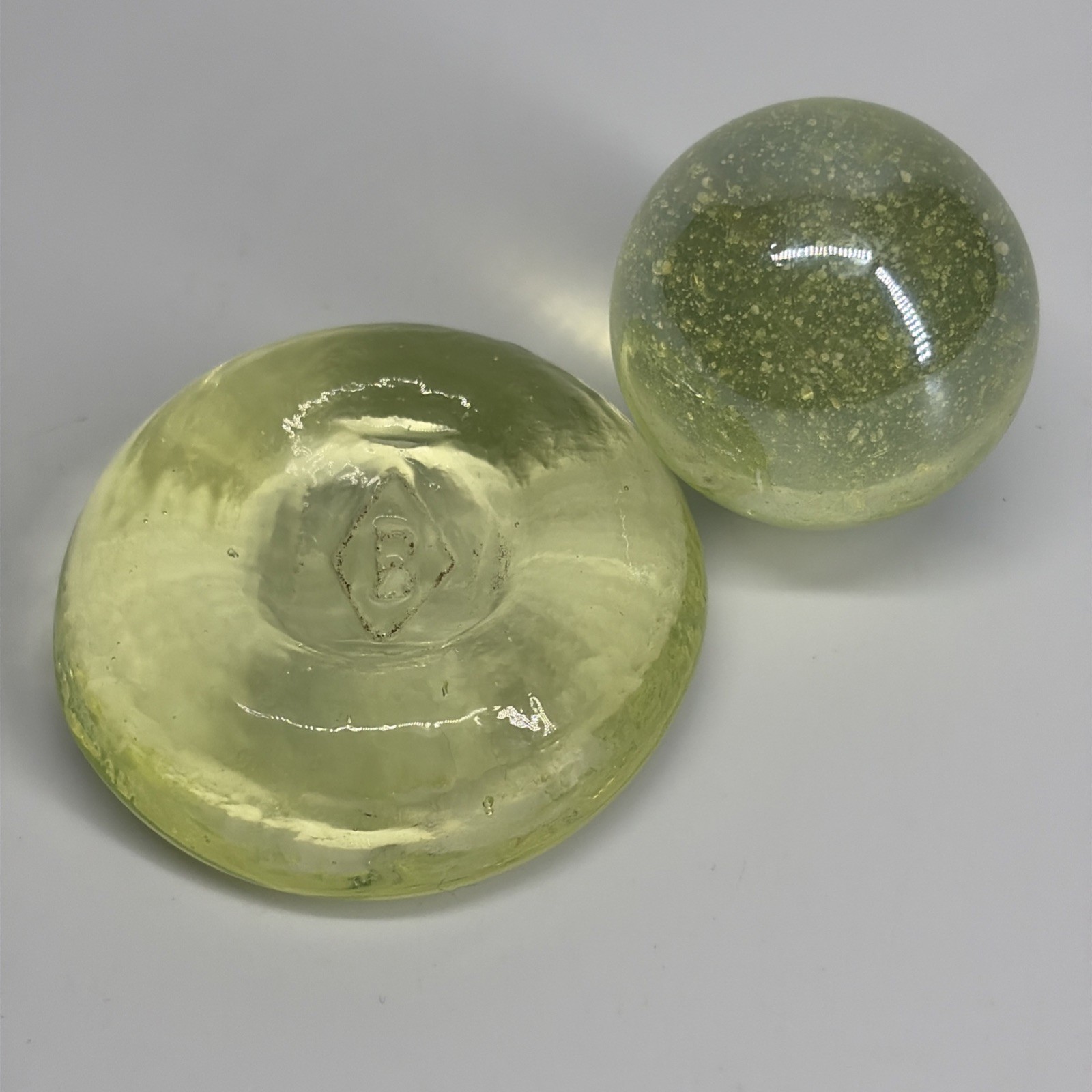 Boyd Marble Holder 1.5″ Vaseline Uranium Glass UV Glow w/ 1″ Shooter Marble HTF