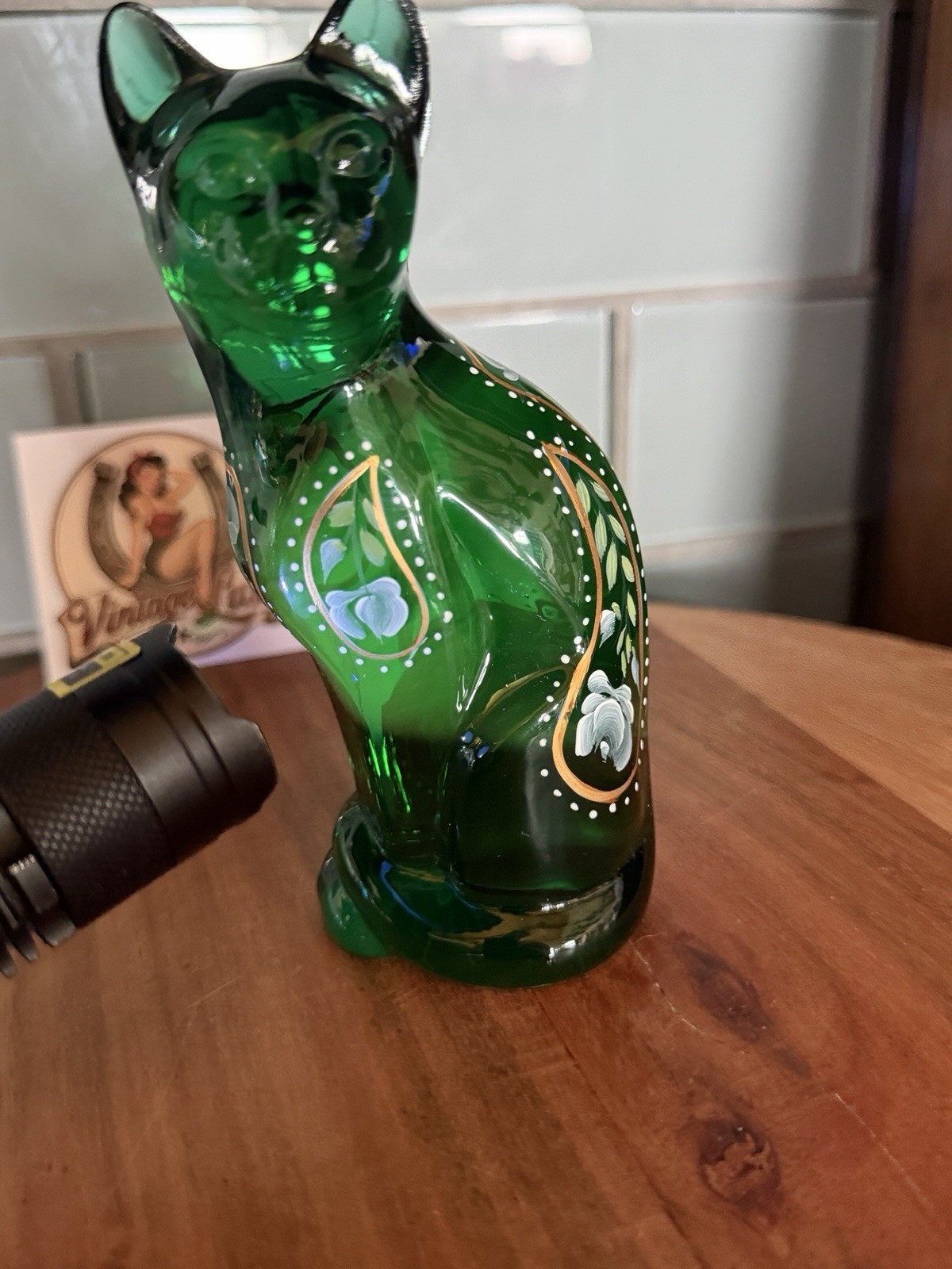 FENTON CAT 5 3/8″ HP FLORAL ON EMERALD GREEN ARTIST D. CUTSHAW 1970