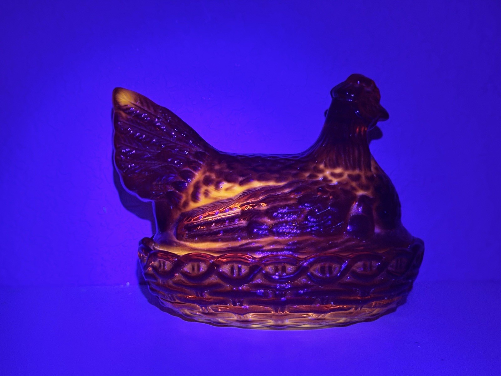 VINTAGE LE. SMITH 6″ RED FLAME HEN ON NEST w/ BABY CHICKS (AWESOME CADMIUM GLOW)