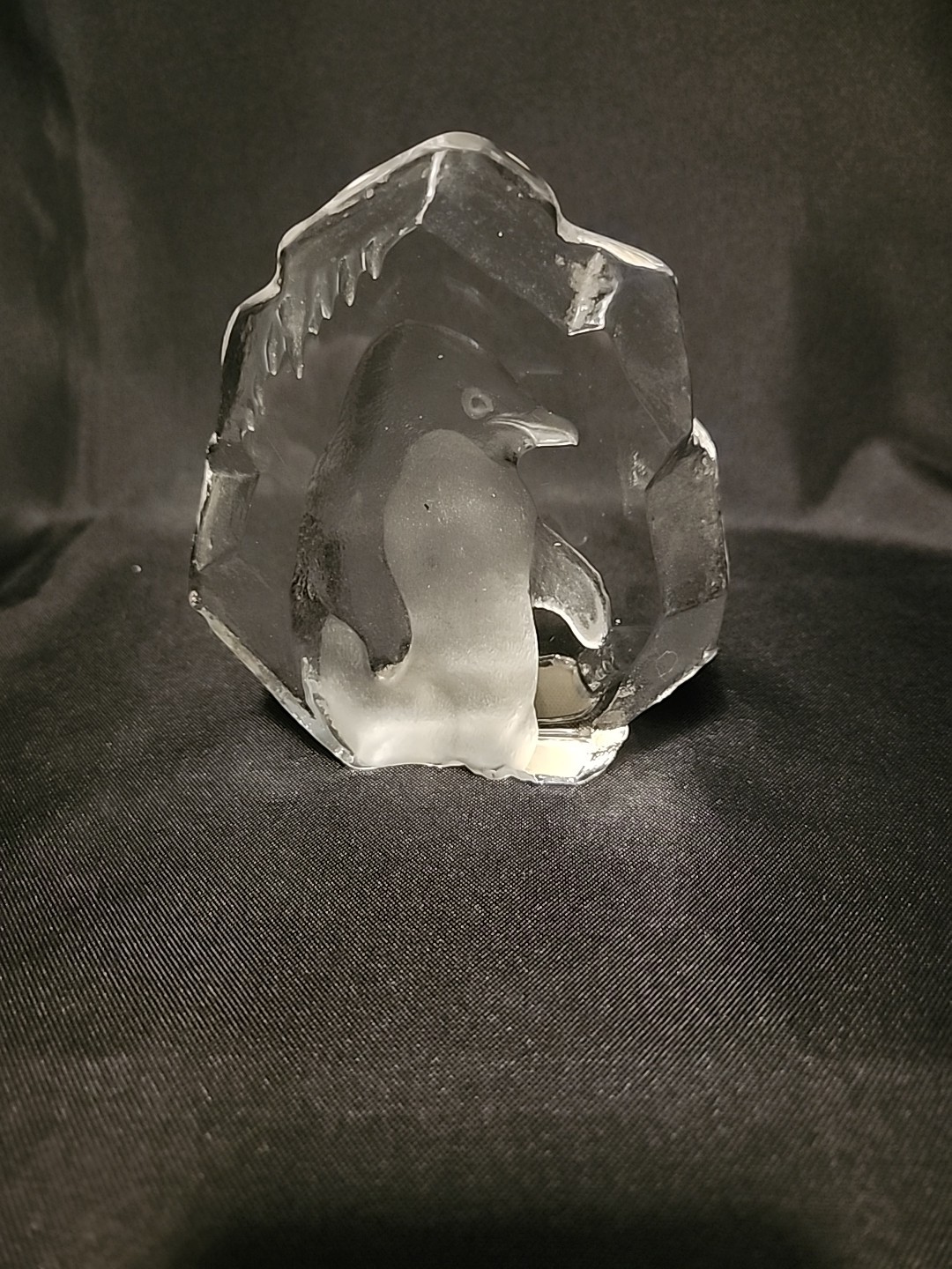 Paperweight Penquin Etching In Crystal Designed by Mats Jonasson