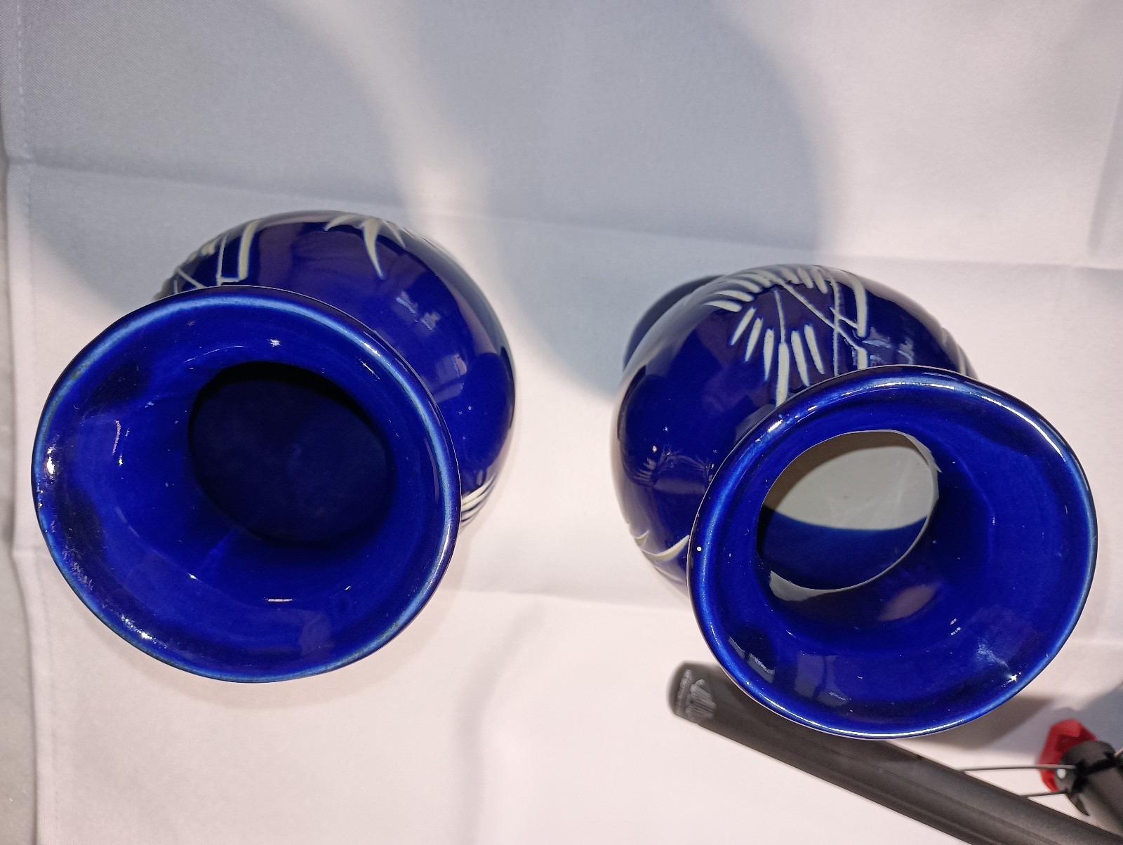 VINTAGE ASIAN INSPIRED COBALT BLUE POTTERY ETCHED BAMBOO DESIGN PAIR VASES