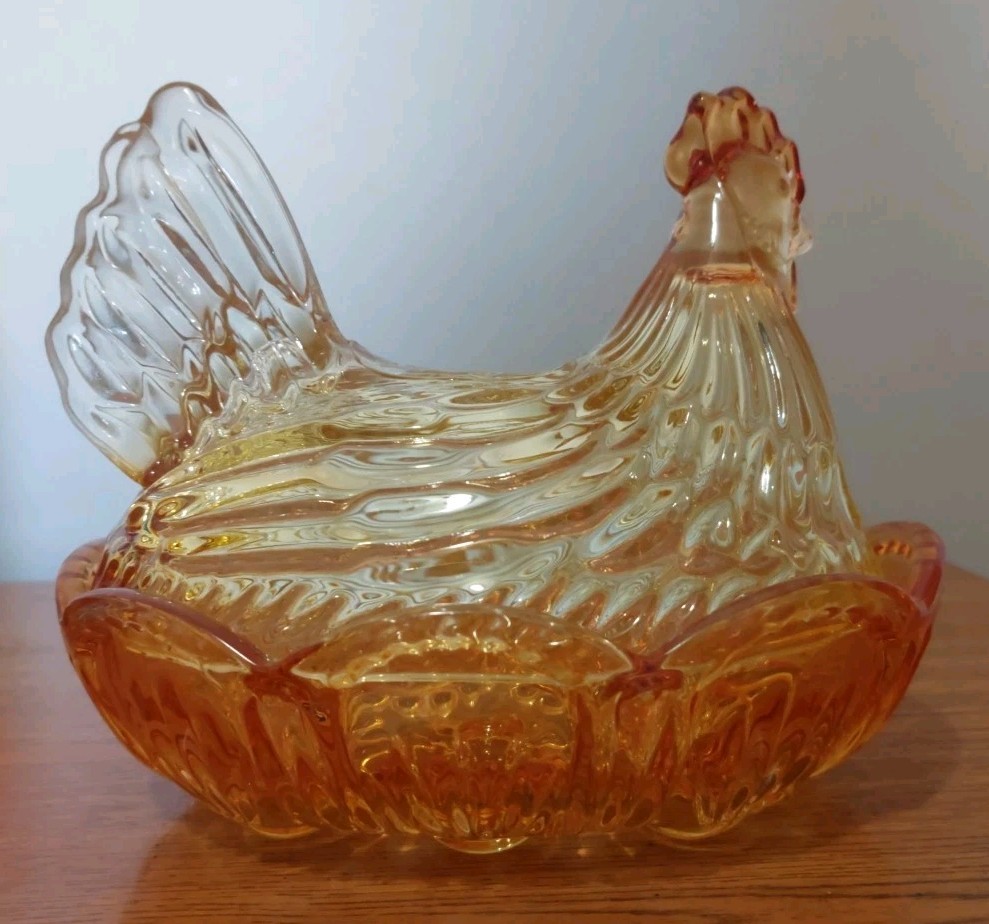 Large Amber Colored Hen On A Nest 7×8 1/2×7 NEW
