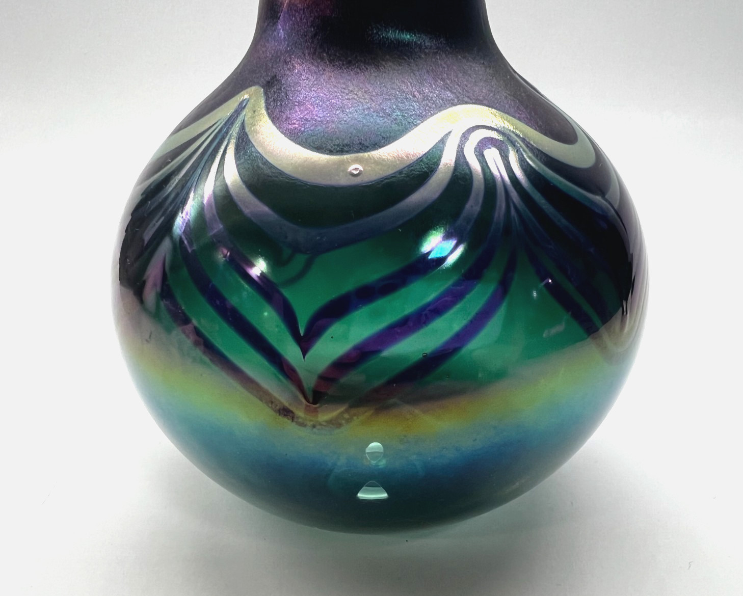 Signed Art Glass Iridescent Pulled Feather Iridescent Vase 4.5″ tall studio 2013