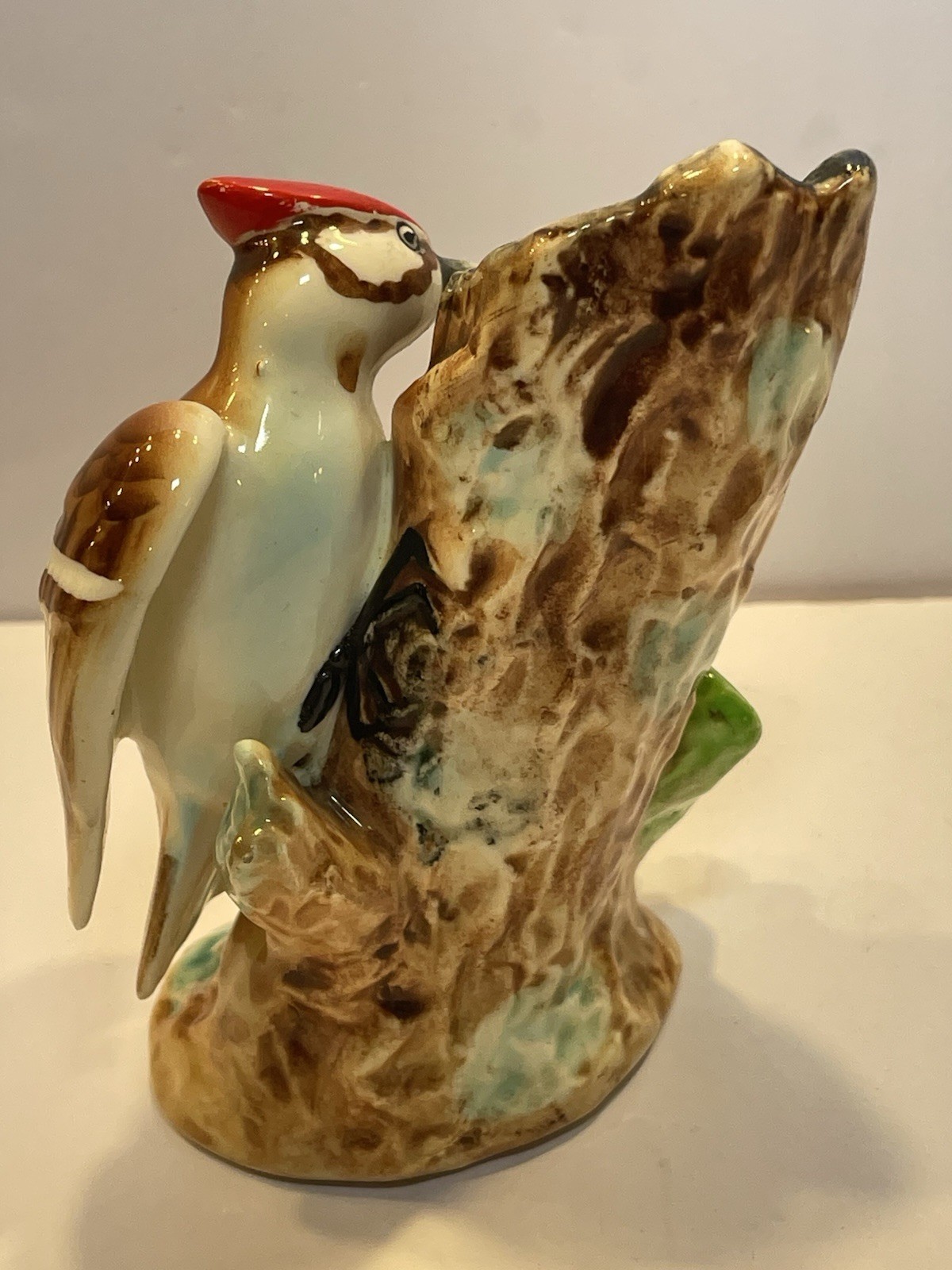 Vintage Napco Woodpecker Bird Mother Feeding Baby Tree Trunk Ceramic Figurine