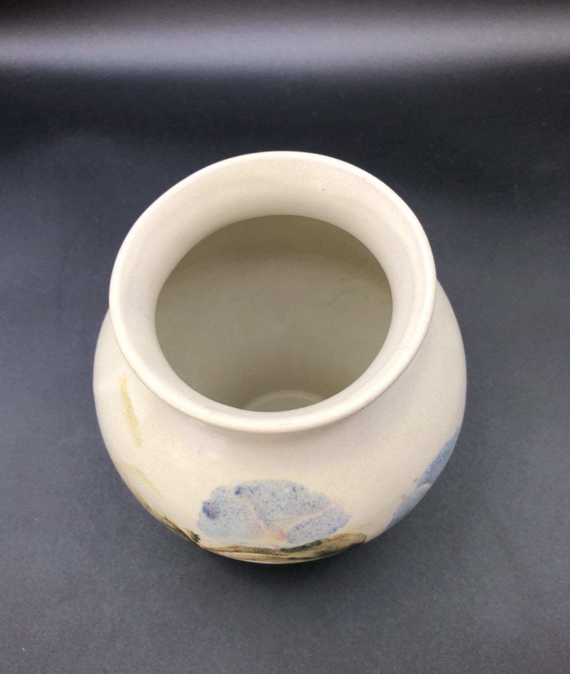 Studio Art Pottery Artist Initialed SH/HS Ceramic Morning Glory Vase 7″x6″ Mint