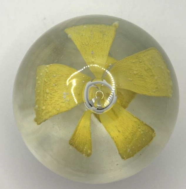 Vintage Glass Paper Weight Daffodil U258/21