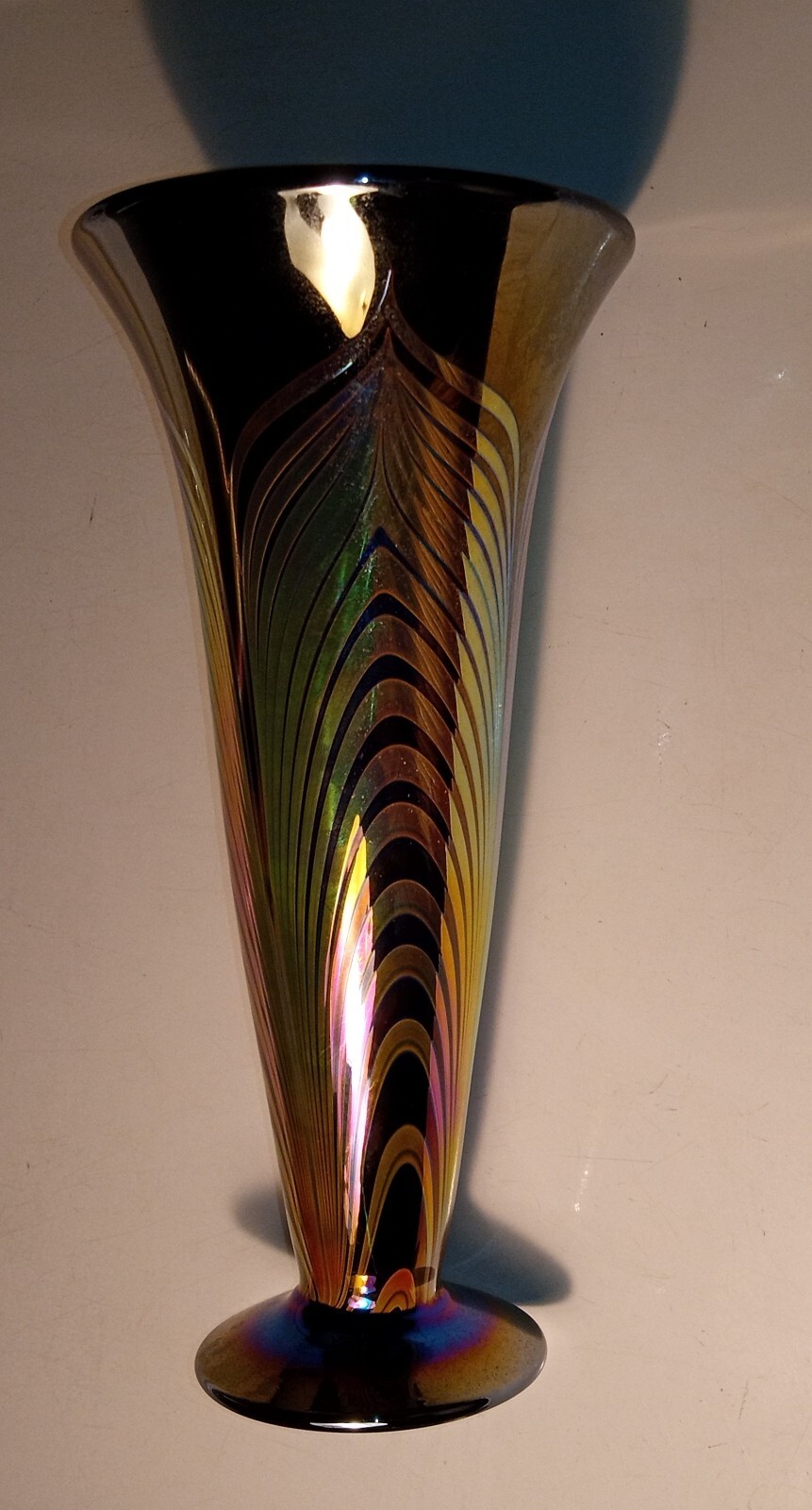 Signed 2006 Stuart Abelman V302MG-C Iridescent Feather Art Glass Vase 10-3/4″