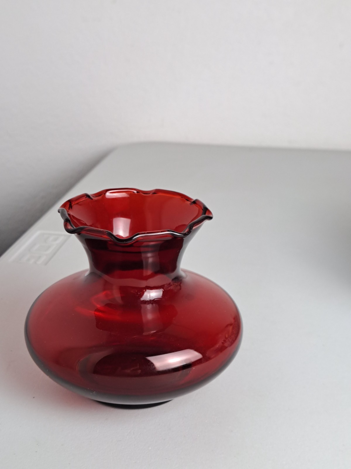 VTG. 1980’s Small Ruby Red Royal Ruby Anchor Glass Ruffled Edge 3.5″ Bud Vase