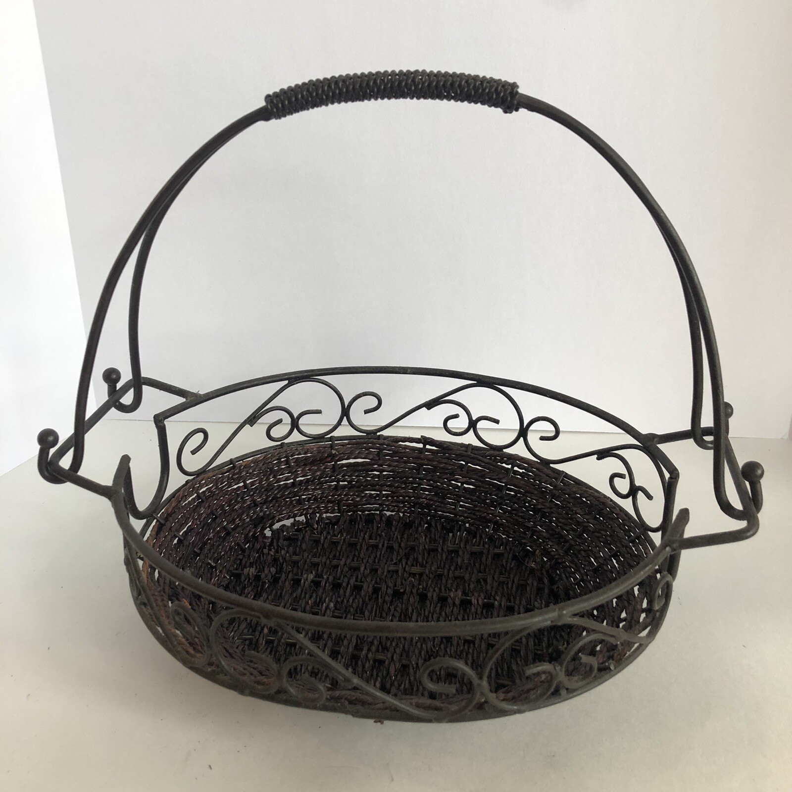Home and Garden Party Basket Weave Covered Casserole Dish 4 Qt With Carrier EUC