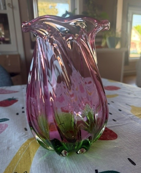 Beautiful Art Glass Tulip Vace Deep Pink And Green Color