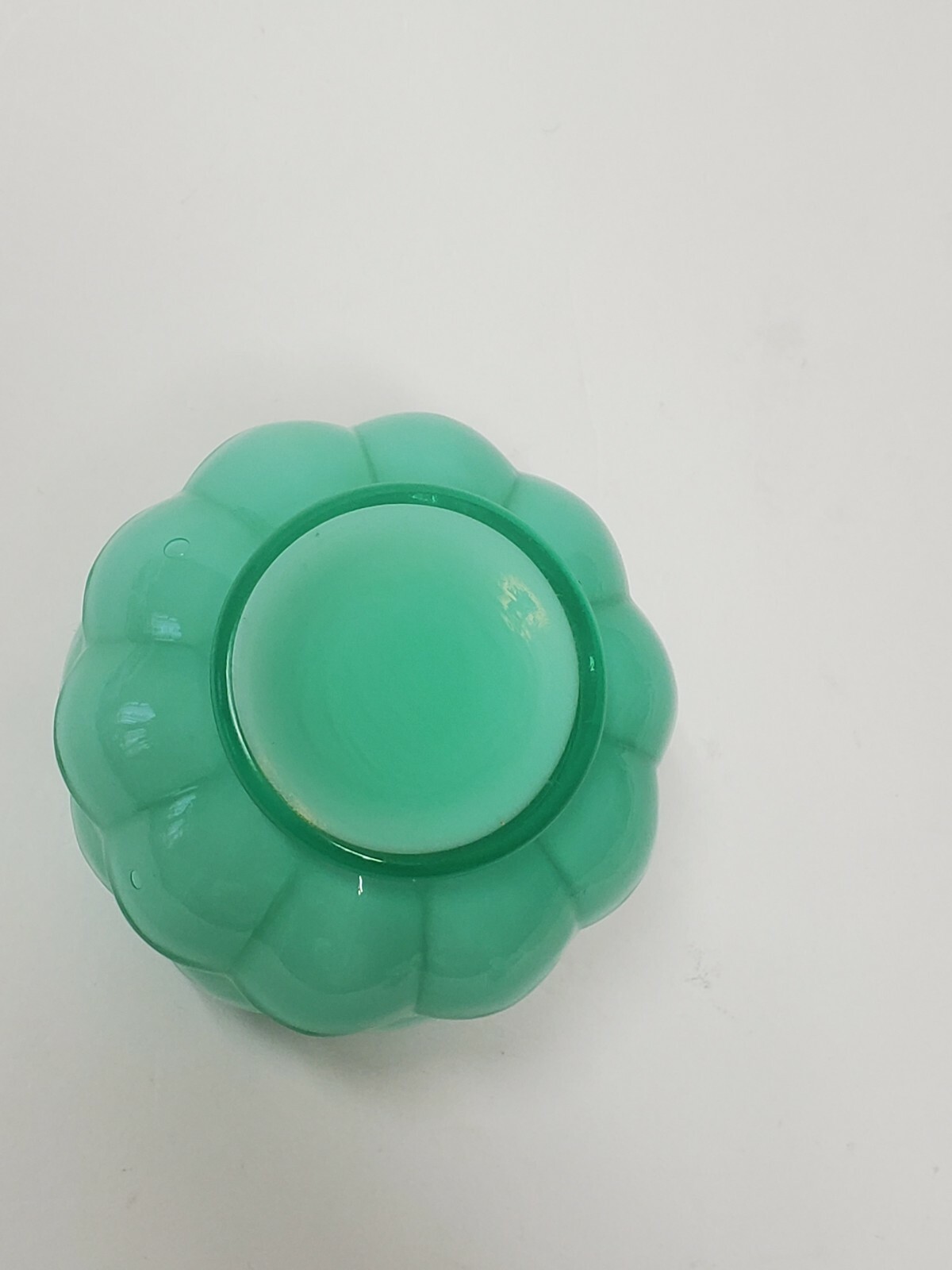 VINTAGE FENTON GREEN OPALESCENT JACQUELINE VASE AVOCADO ART GLASS COLLECTIBLE