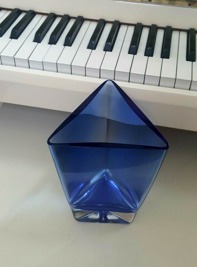LSA POLAND ART GLASS 8.5 INCH COBALT BL UE VASE TRIANGLE THICK BOTTOM 4.2 LBS