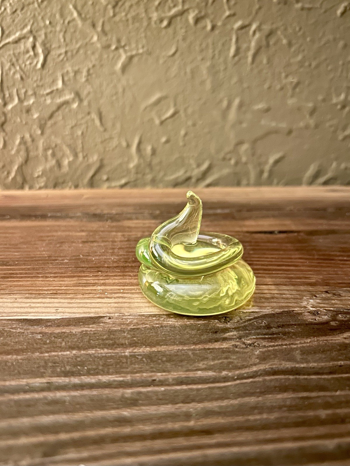 Vaseline Uranium Glass Poop 💩 Crazy UV Glow!!