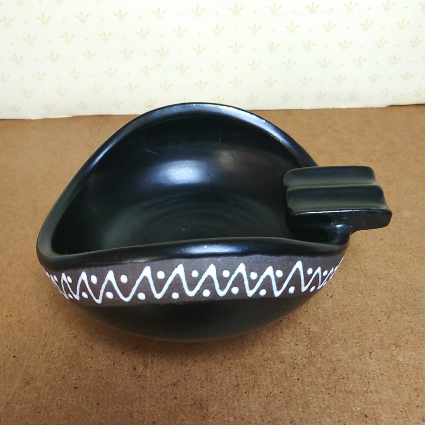 Vintage 5″ Black Norwegian Handmade Ashtray Norway MCM Clamshell Design Redware