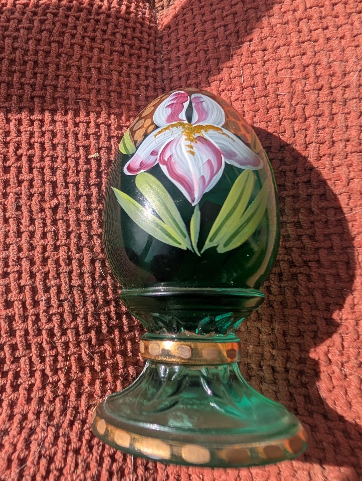 FENTON ART GLASS GREEN EGG HANDPAINTED BY PAM FLEAK 622/2500 DISPLAY