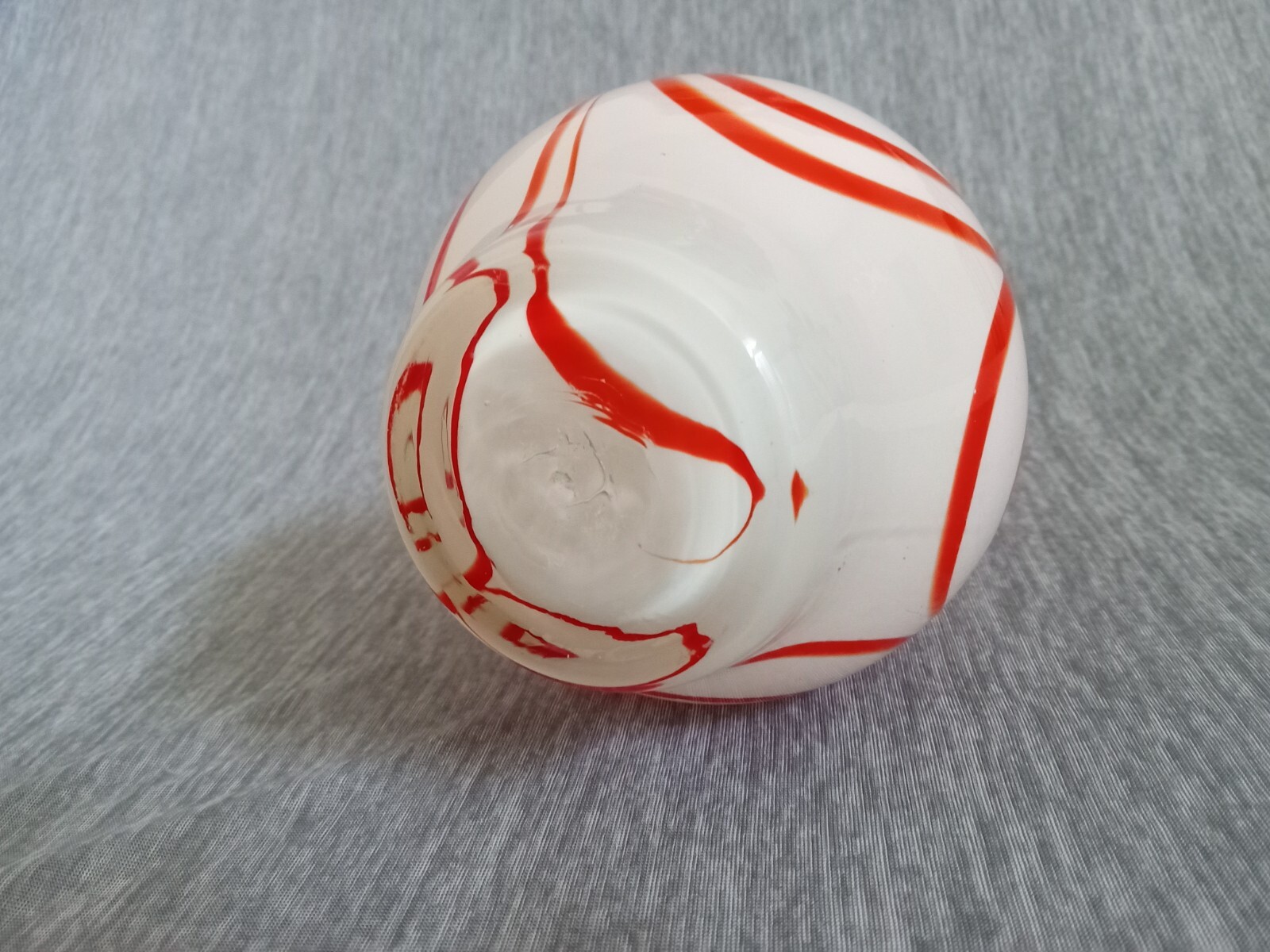 HAND BLOWN WHITE ORANGE / RED SWIRL VASE 8 3/4 IN TALL GOOD CONDITION