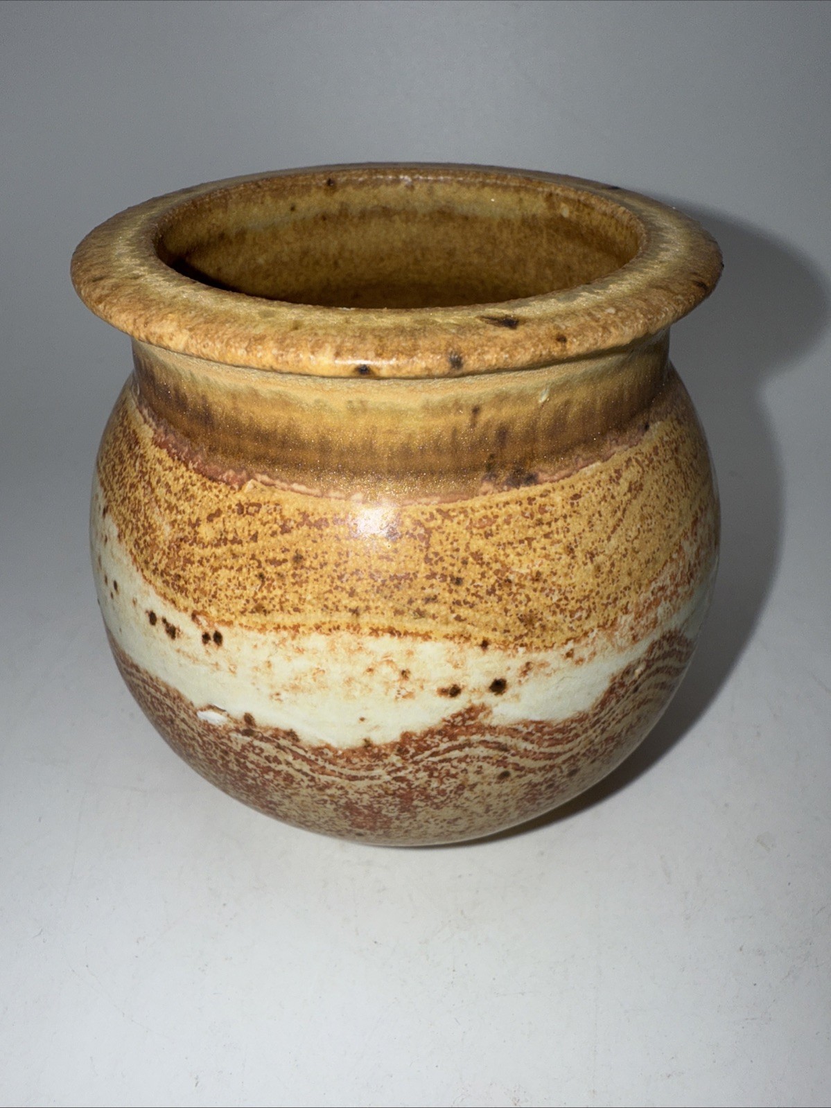 Vtg PM c1981 Studio Art Pottery Vase Rustic Tawny Earth Tones Specks Wave 3.25”H