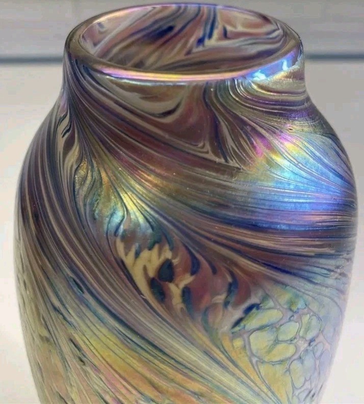 Vintage Signed Hand Blown Iridescent 9″ ArtGlass Vase Nuance|New Orleans Studios