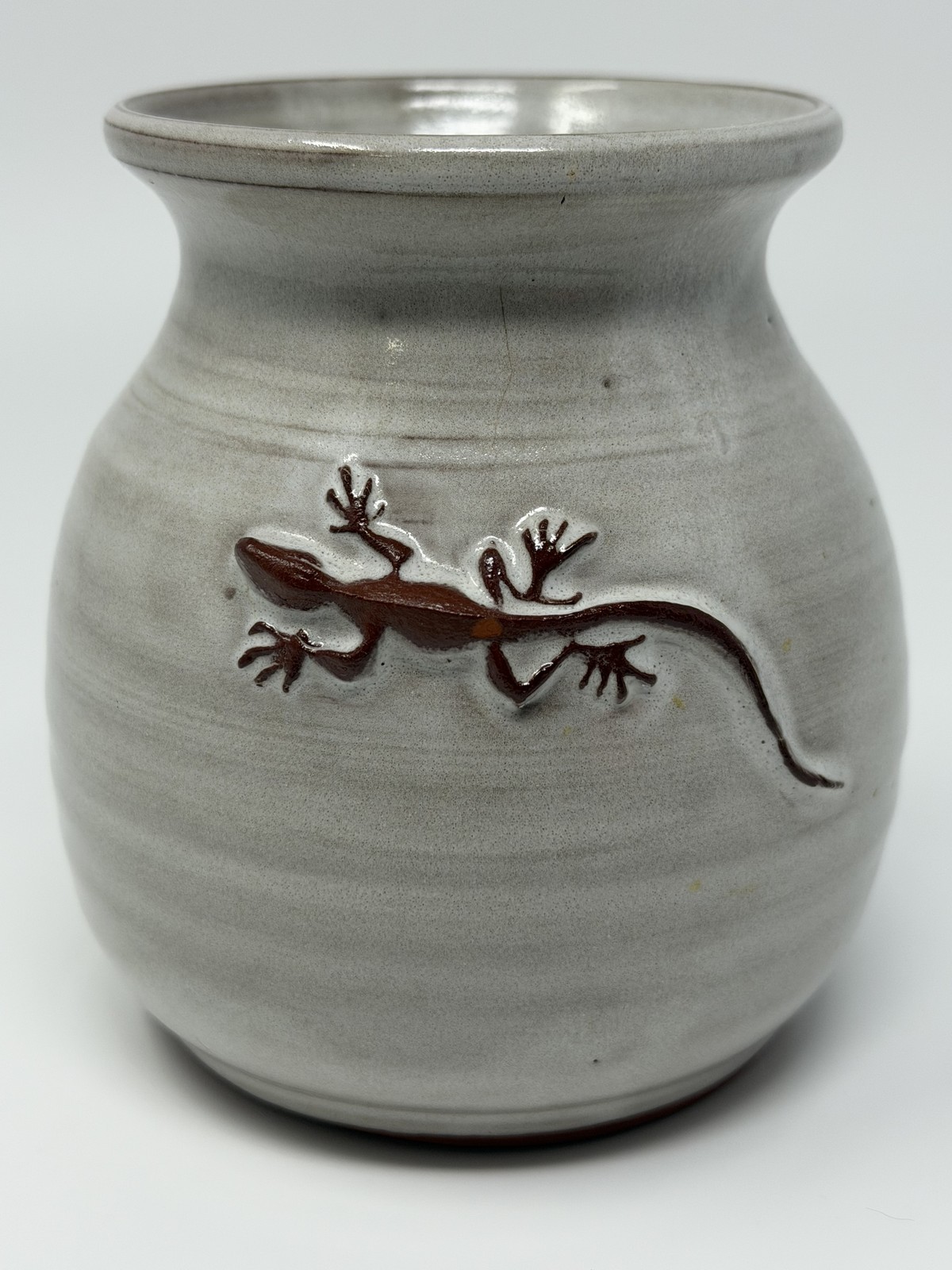 The Kilnworks Pottery St Thomas VI Vase Grey Terracotta 3D Lizard Gecko 4″
