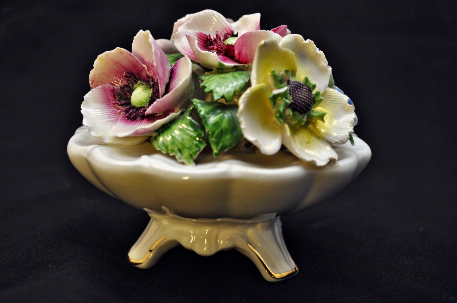 Crown Royal Bone China Flower Pot arrangement – England. Approx: 4″H x 4-1/2″W