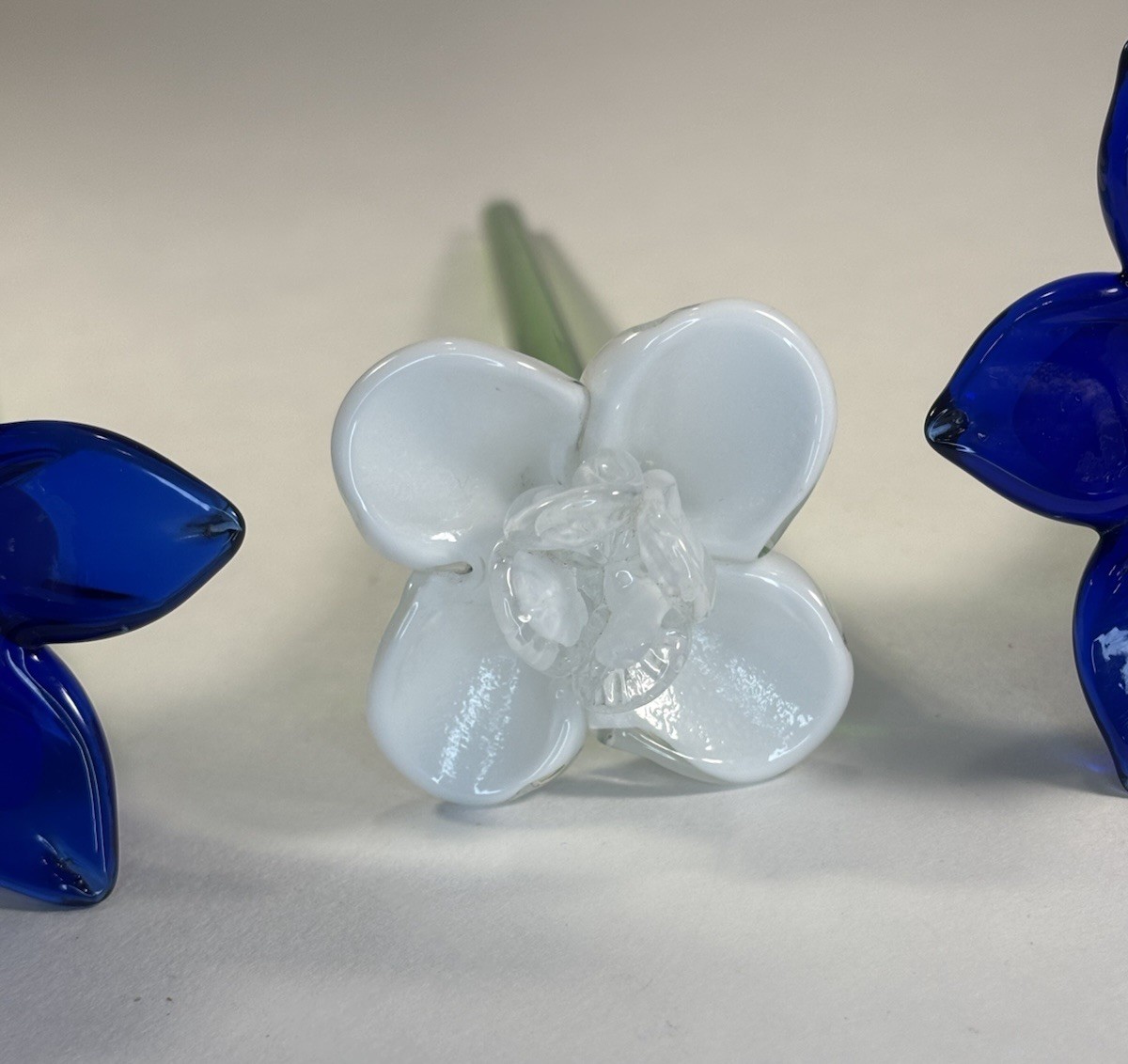 Handblown Glass Flowers Daffodils Blue and White w Green Stems 7.75” Long