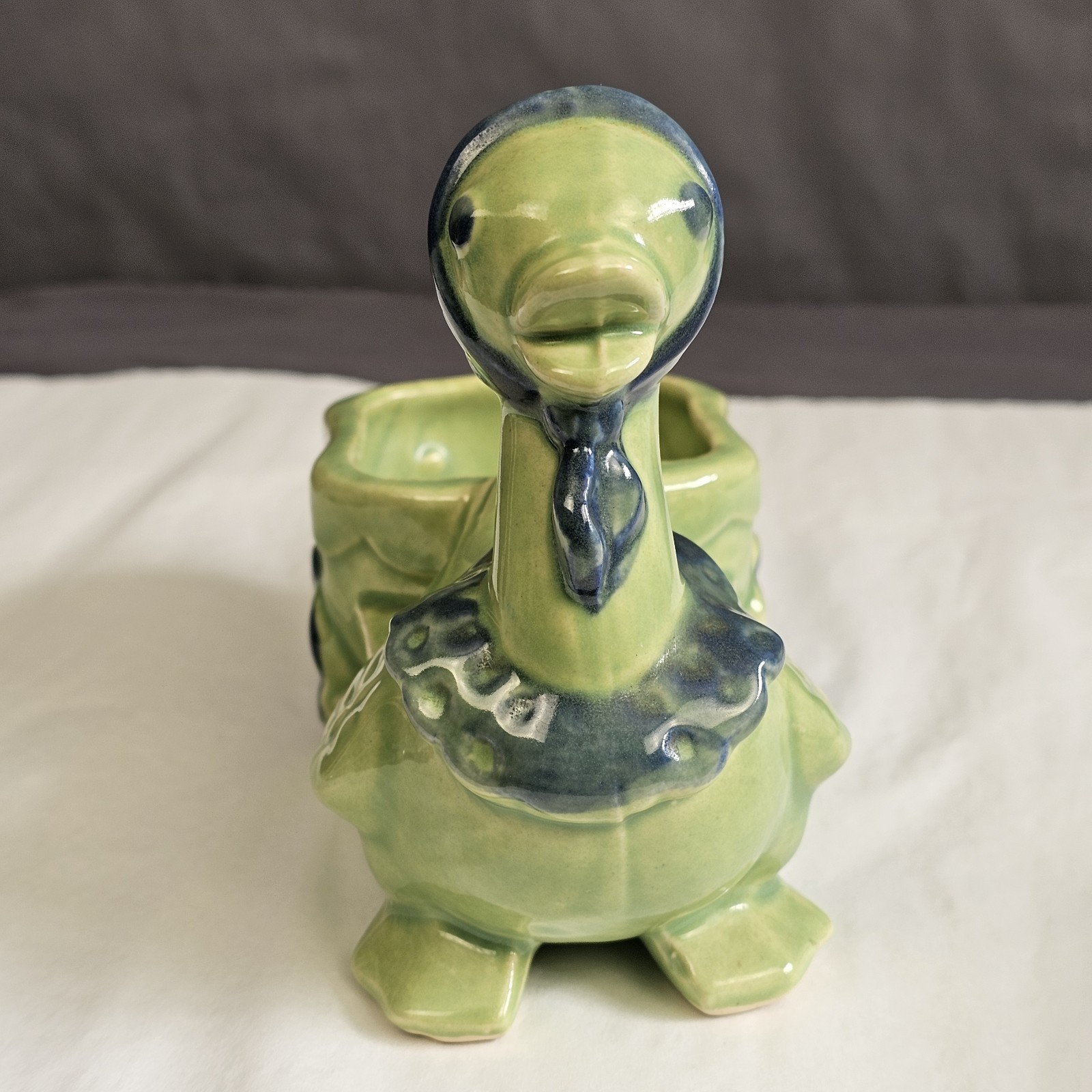 Vintage Shawnee – Green Duck Pulling Wagon Planter 752 – blue detail – USA