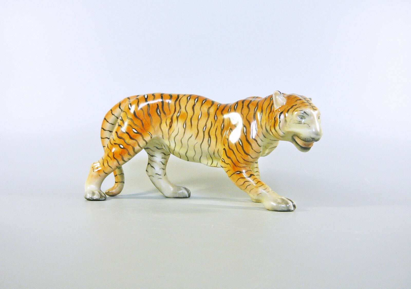 HEREND, TIGER BIG CAT ON THE HUNT 8″, HANDPAINTED PORCELAIN FIGURINE ! (B013)