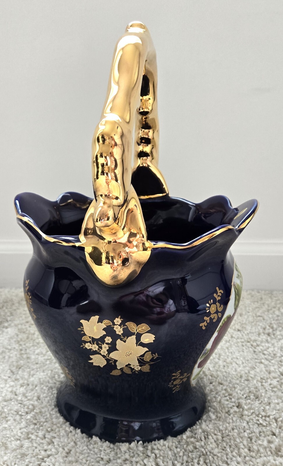 Porcelain Basket – Roses Medalion on Blue Background with Golden Handle