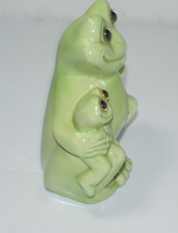 VTG 1960s Ceramic Smiling Green Frog Family Figurine 5″x4″x3′