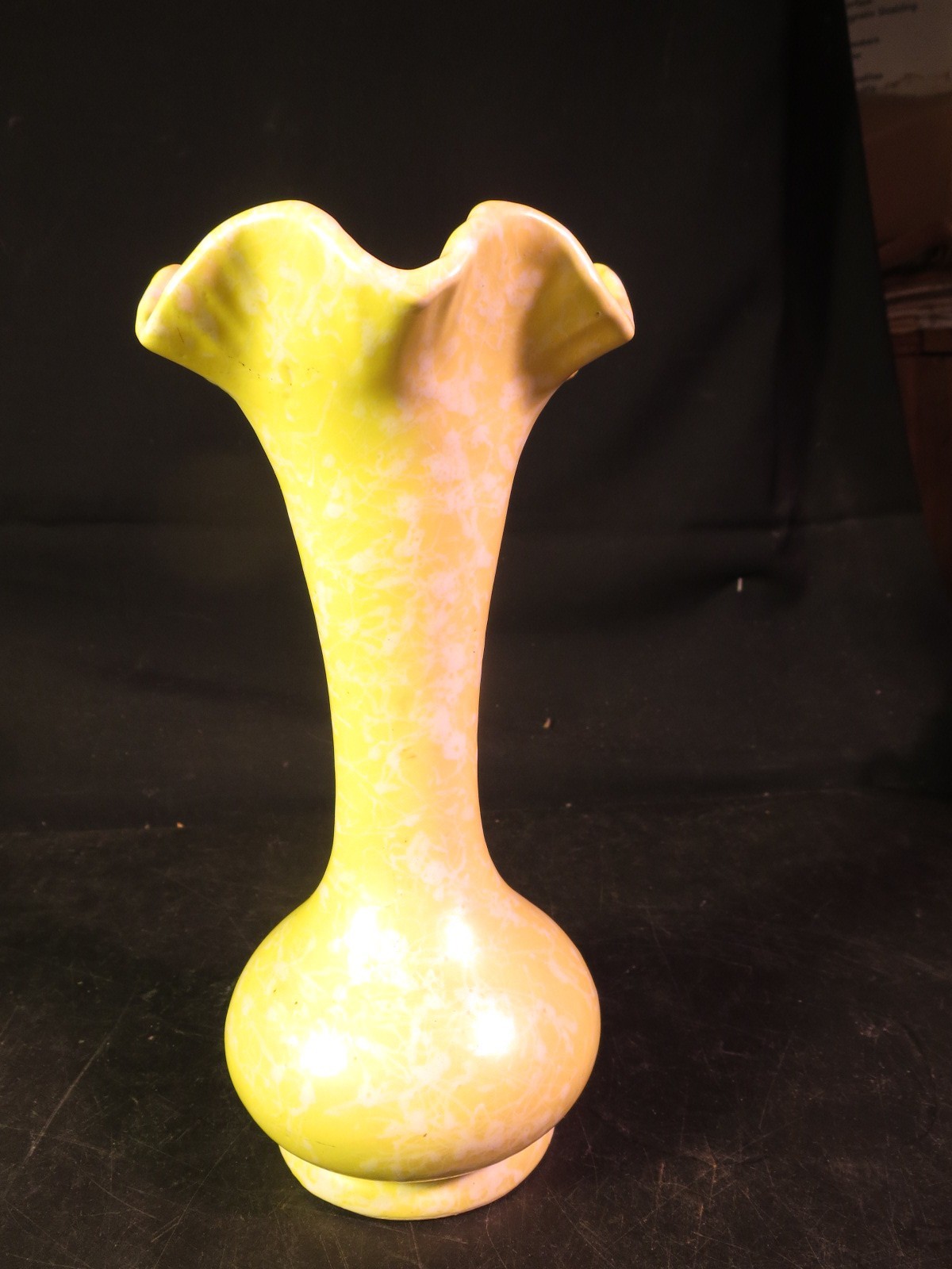Shawnee 8-3/4″ Tall Yellow Mottled Vase