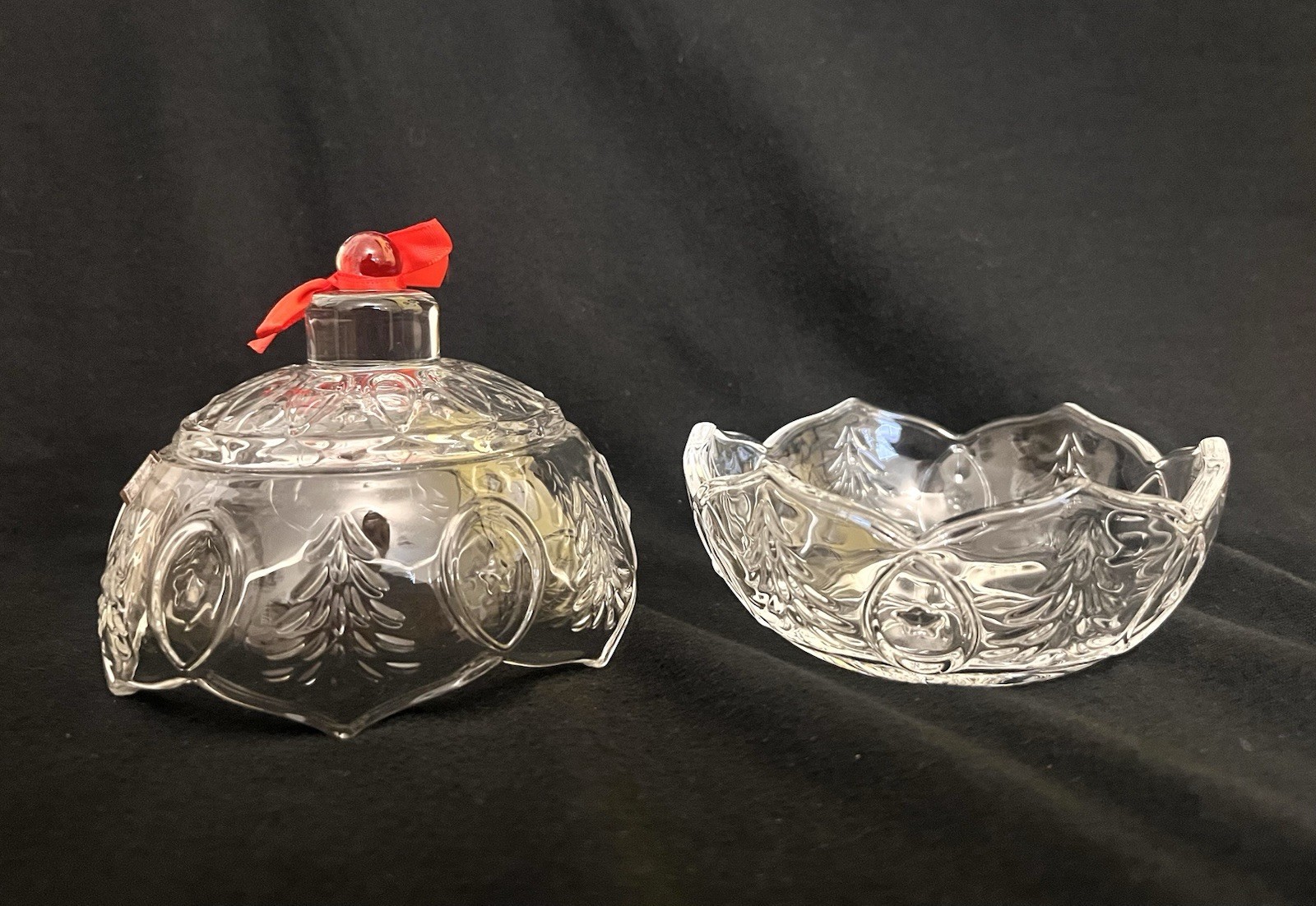 Shannon by Godinger Gatherings – Crystal Ornament Shaped Gift Box w/ Red Bow