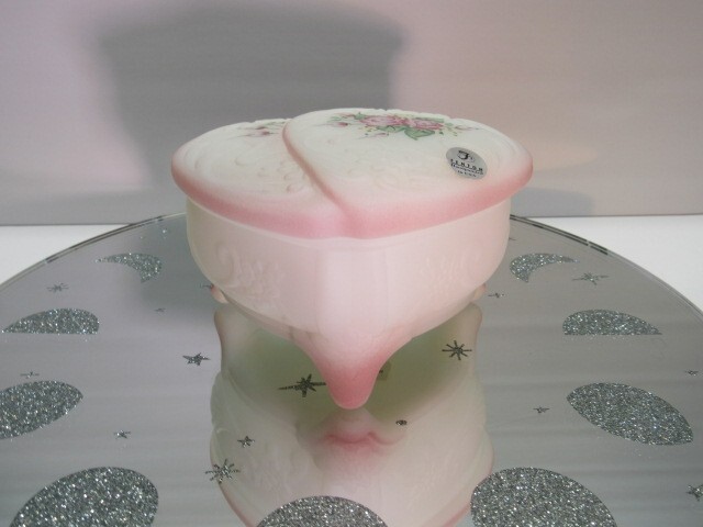 FENTON GLASS DOUBLE HEART WHITE SATIN GLASS FOOTED TRINKET BOX W/LID