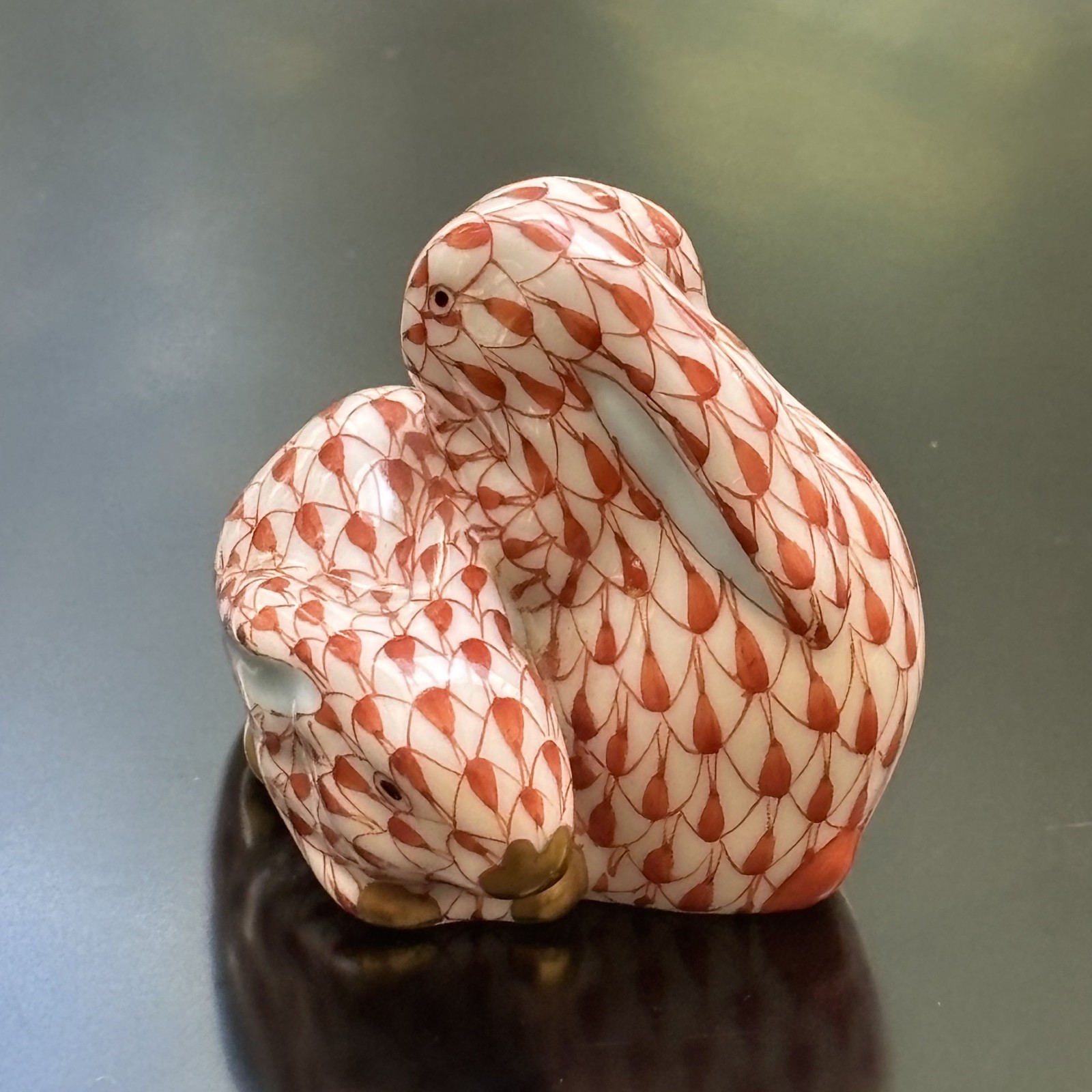 Herend Pair of Cuddling Bunny Rabbits Figurine Rust Fishnet 5324 24K Gold Accent