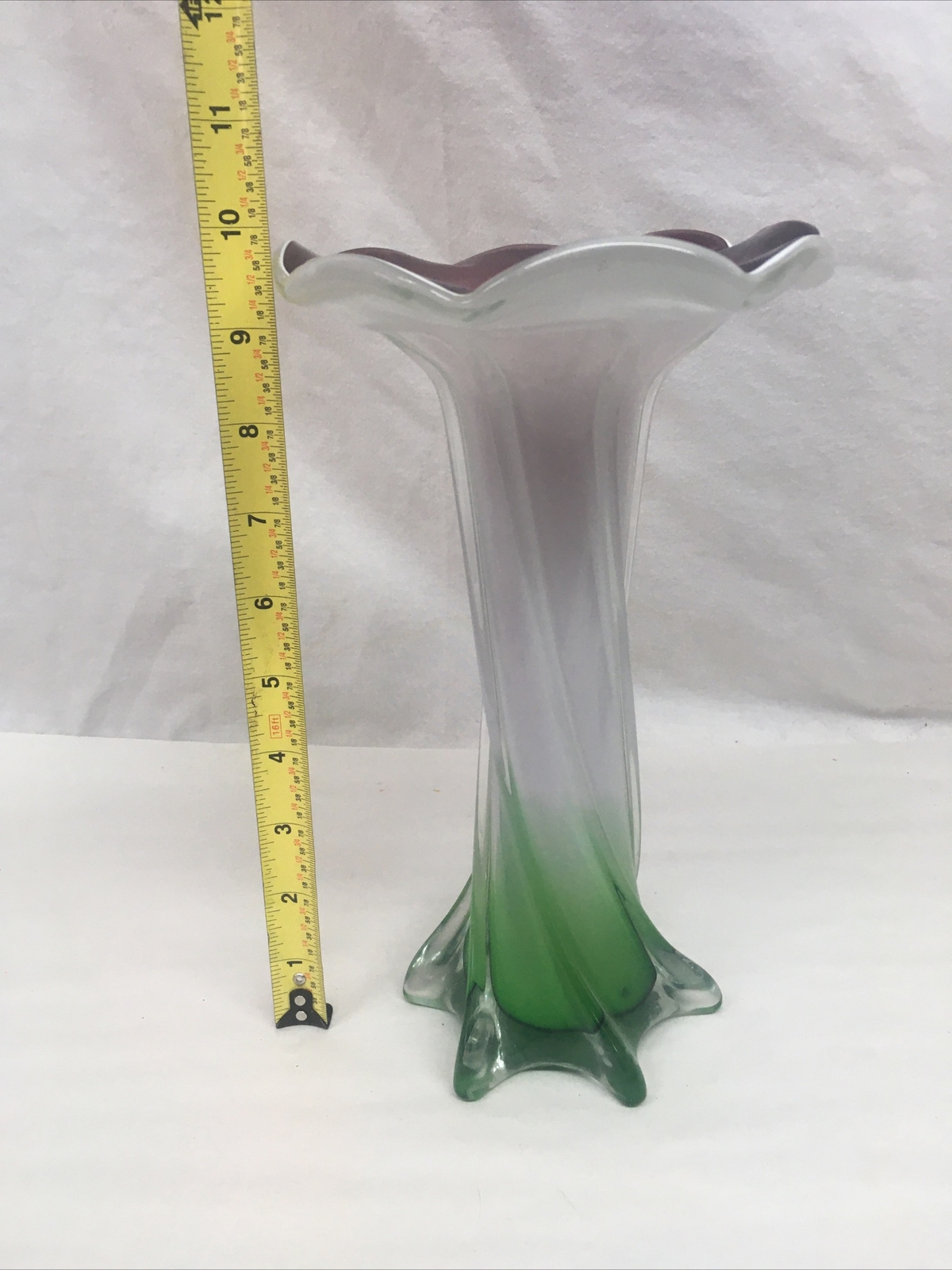 Green White Swirl Vase Blown Art Glass Tulip Ruffled Edge 10” x 5.75″