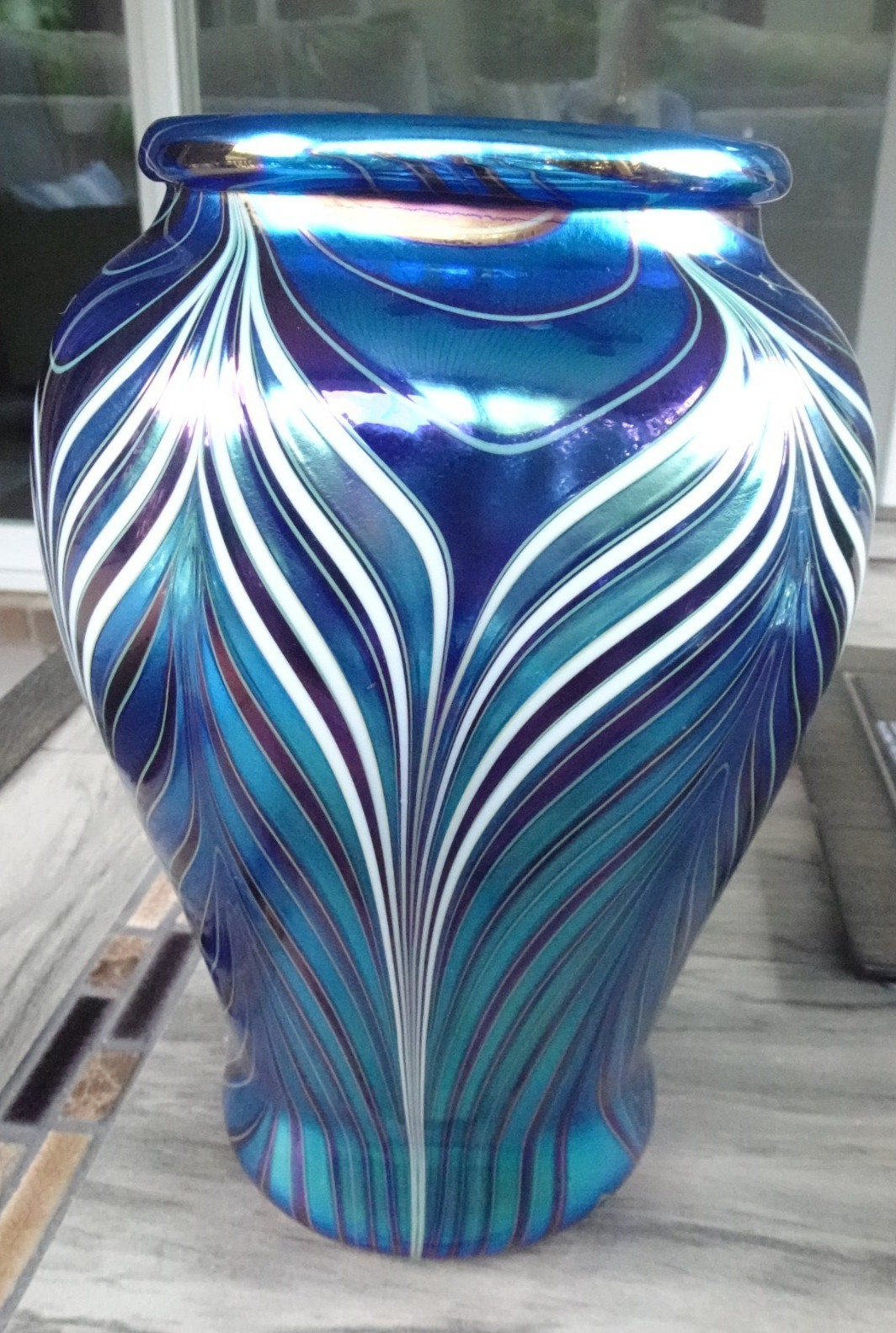 1984 Orient & Flume Studio Art Glass Blue Iridescent Combed Feather Vase 8.40″