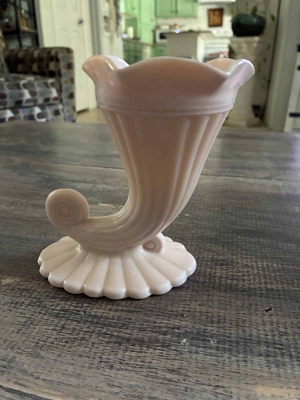 Vtg. Jeannette Co. Art Deco Shell Pink Milk glass Cornucopia Vase 5-1/4” x 4”
