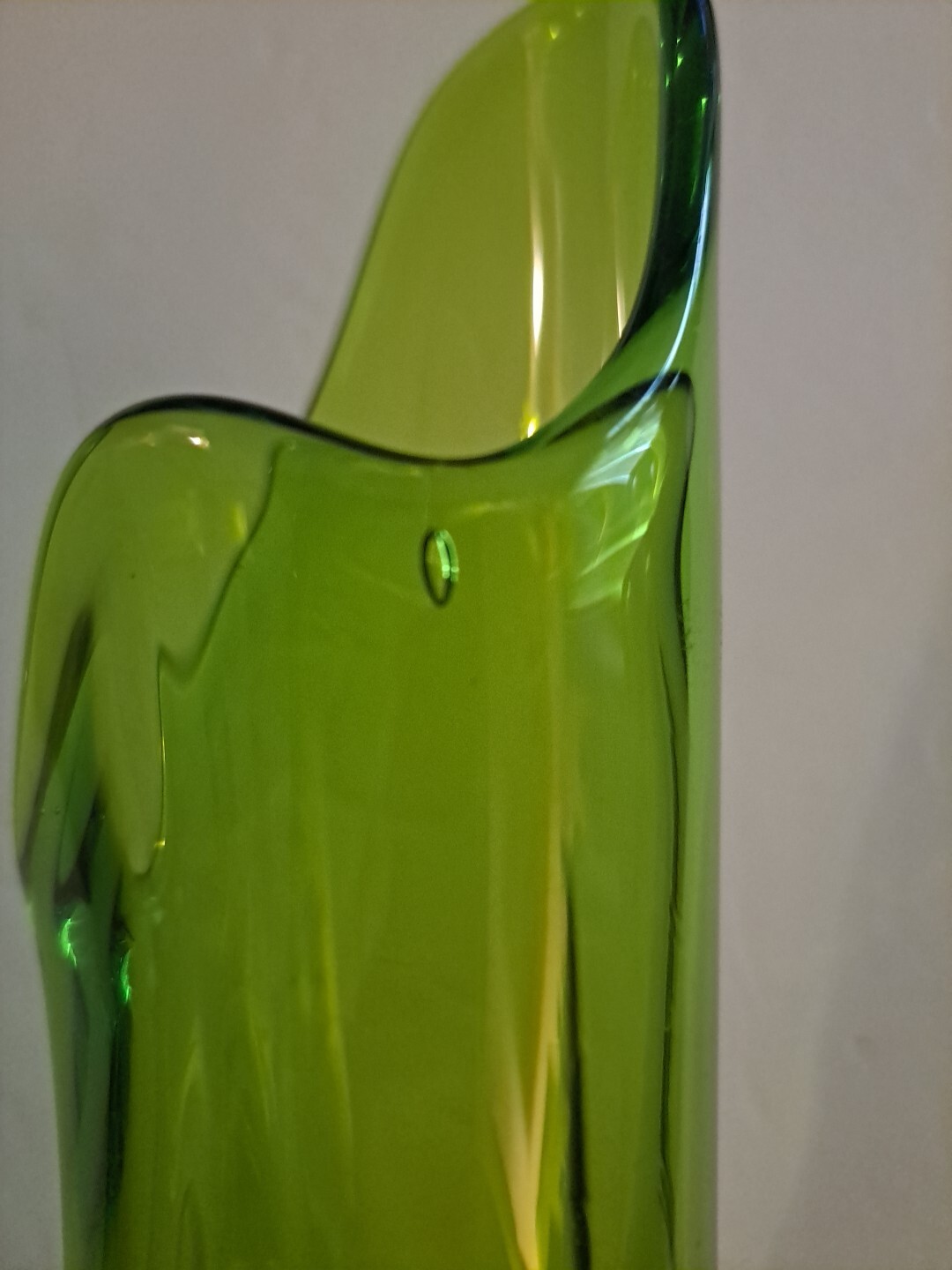 L. E. Smith Swung Vase Avocado Green 12″ Pedestal Art Glass Vintage MCM Ribbed