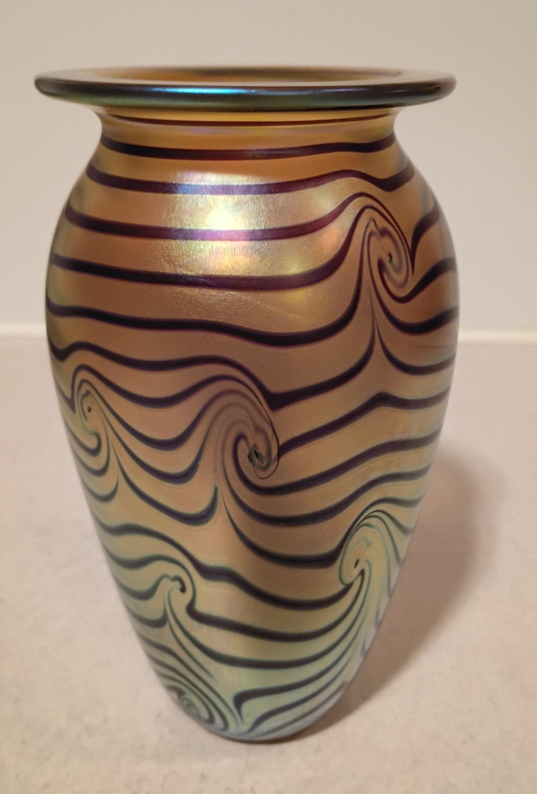 1994 Signed 6.25″ Robert Eickholt King Tut Iridescent Art Glass Vase